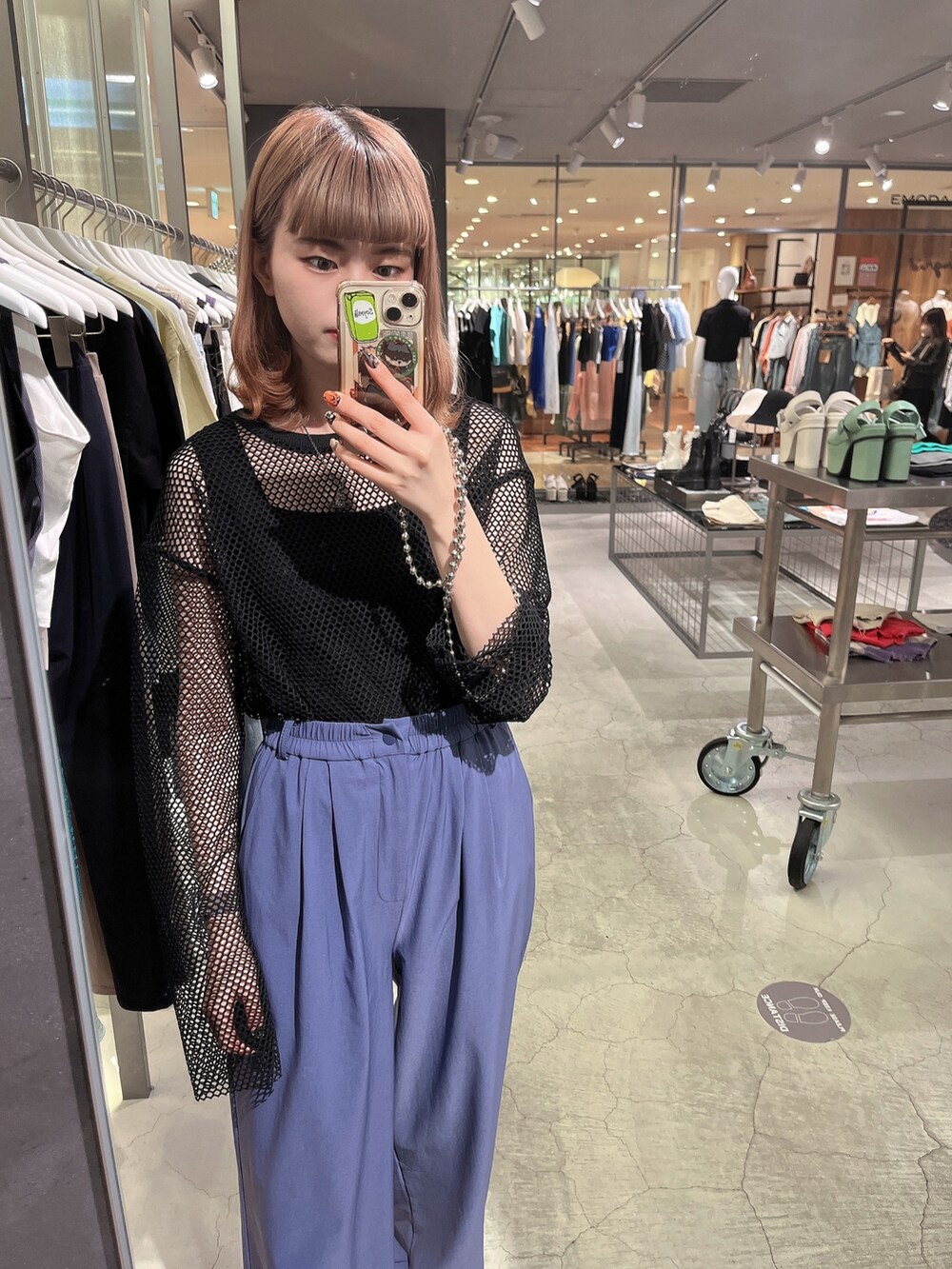 パープル系のその他パンツ、ブラック系のニット/セーター、ブラック系のTシャツ/カットソーを着用したレディースの春コーディネートの2枚目の写真