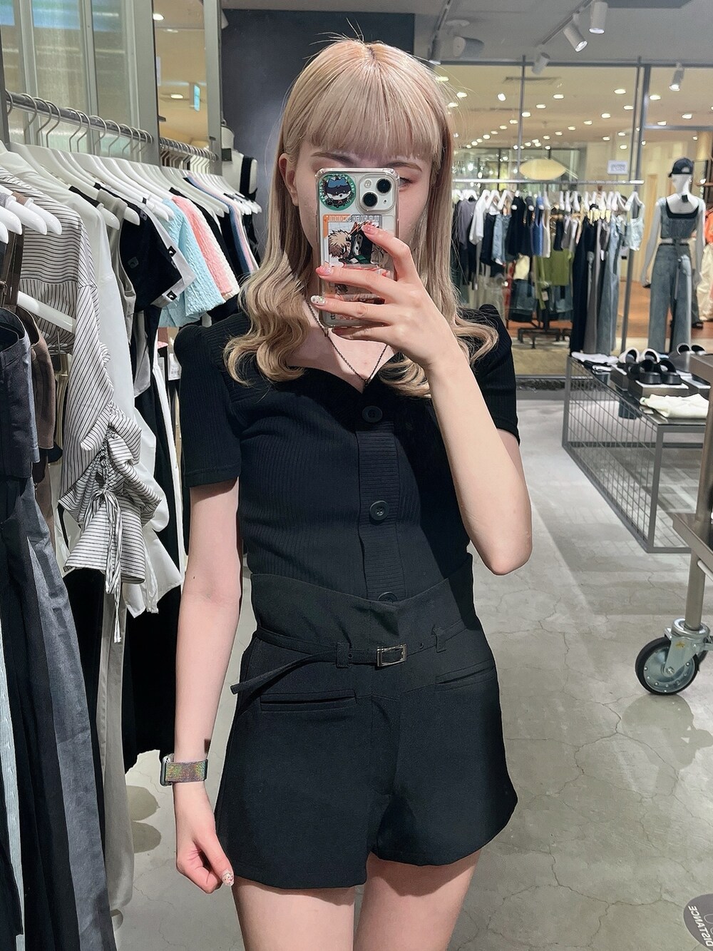 ブラック系のその他パンツ、ブラック系のサンダル、ブラック系のTシャツ/カットソーを着用したレディースの春コーディネートの3枚目の写真