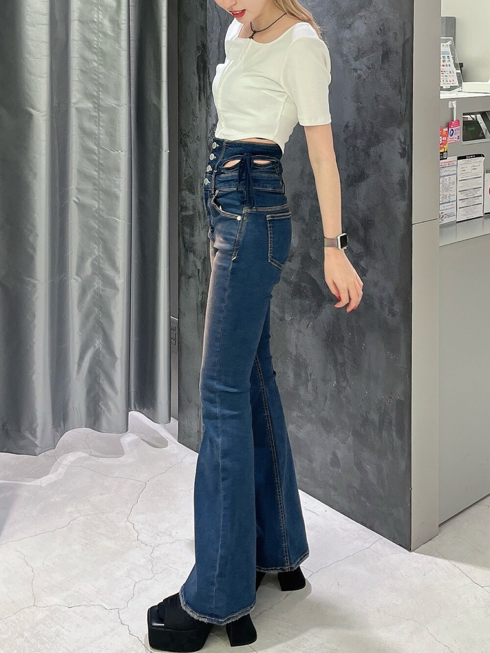 ホワイト系のTシャツ/カットソー、ブルー系のデニムパンツ、ブラック系のサンダルを着用したレディースの夏コーディネートの3枚目の写真