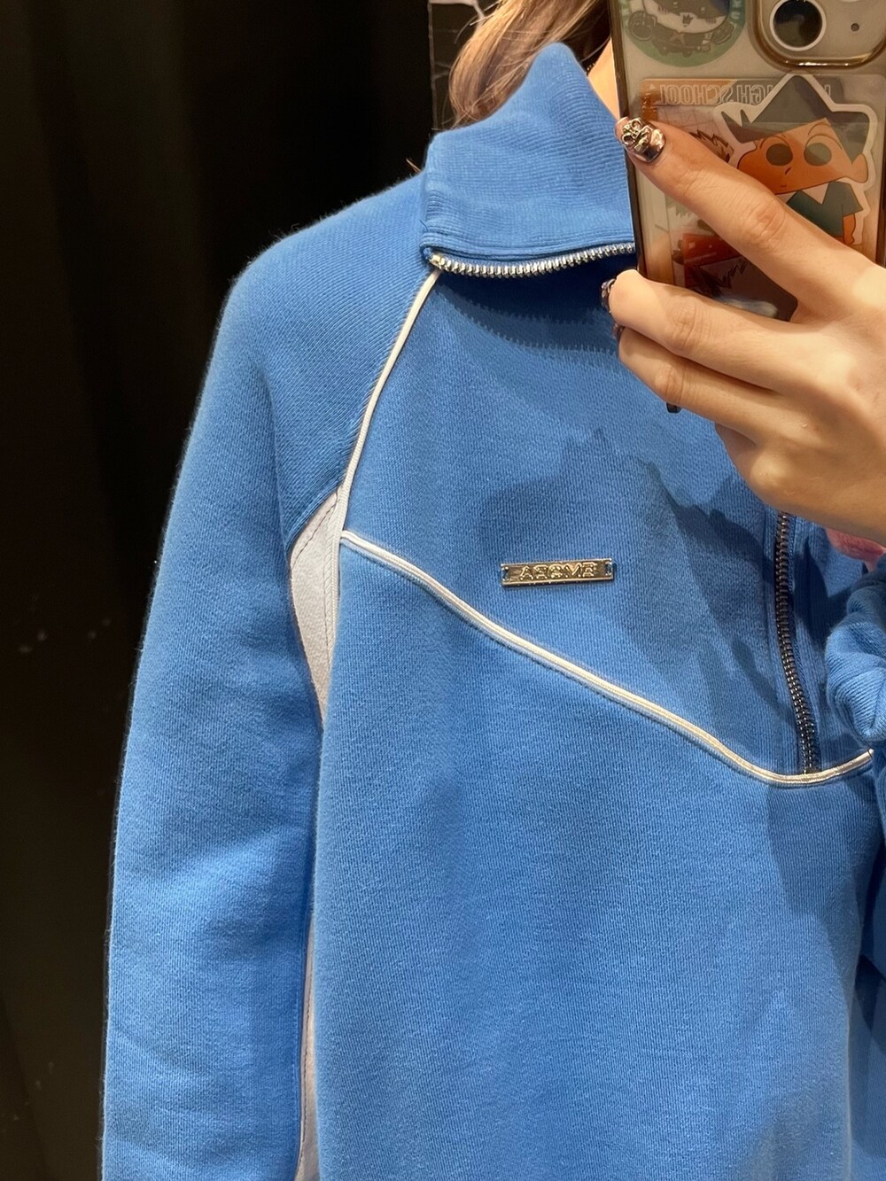 ブルー系のTシャツ/カットソー、ホワイト系のスカートを着用したレディースの冬コーディネートの2枚目の写真