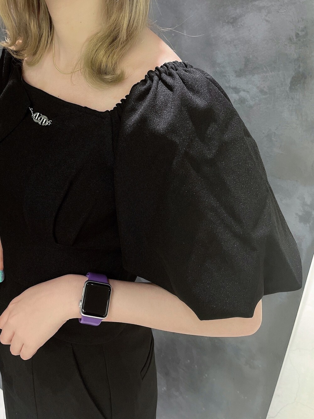 ブラック系のスカート、ブラック系のTシャツ/カットソー、ブラック系のサンダルを着用したレディースの夏コーディネートの3枚目の写真