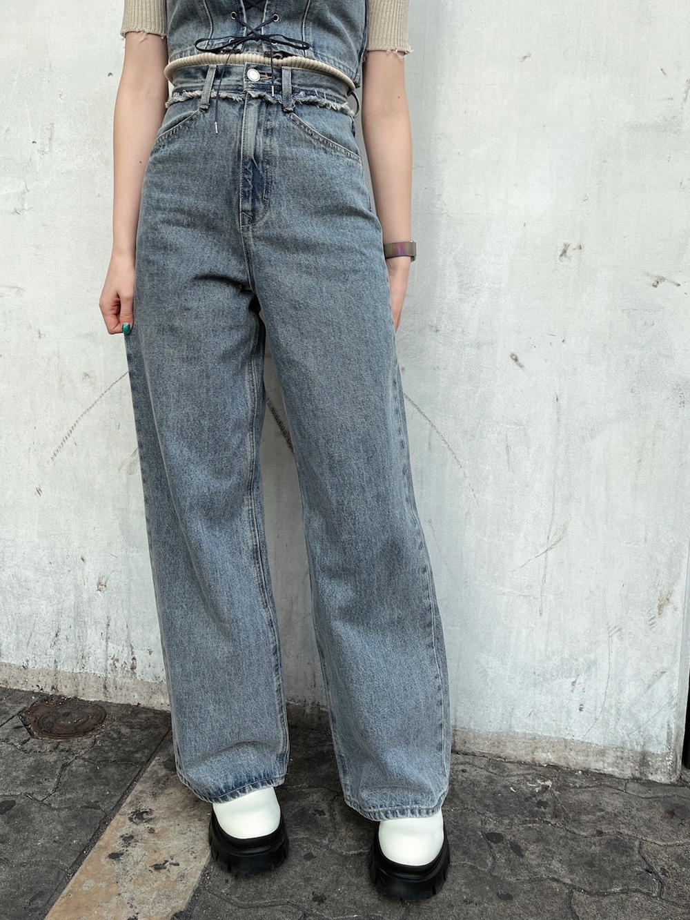 ブルー系のその他トップス、ブルー系のデニムパンツ、ベージュ系のニット/セーターを着用したレディースの春コーディネートの5枚目の写真