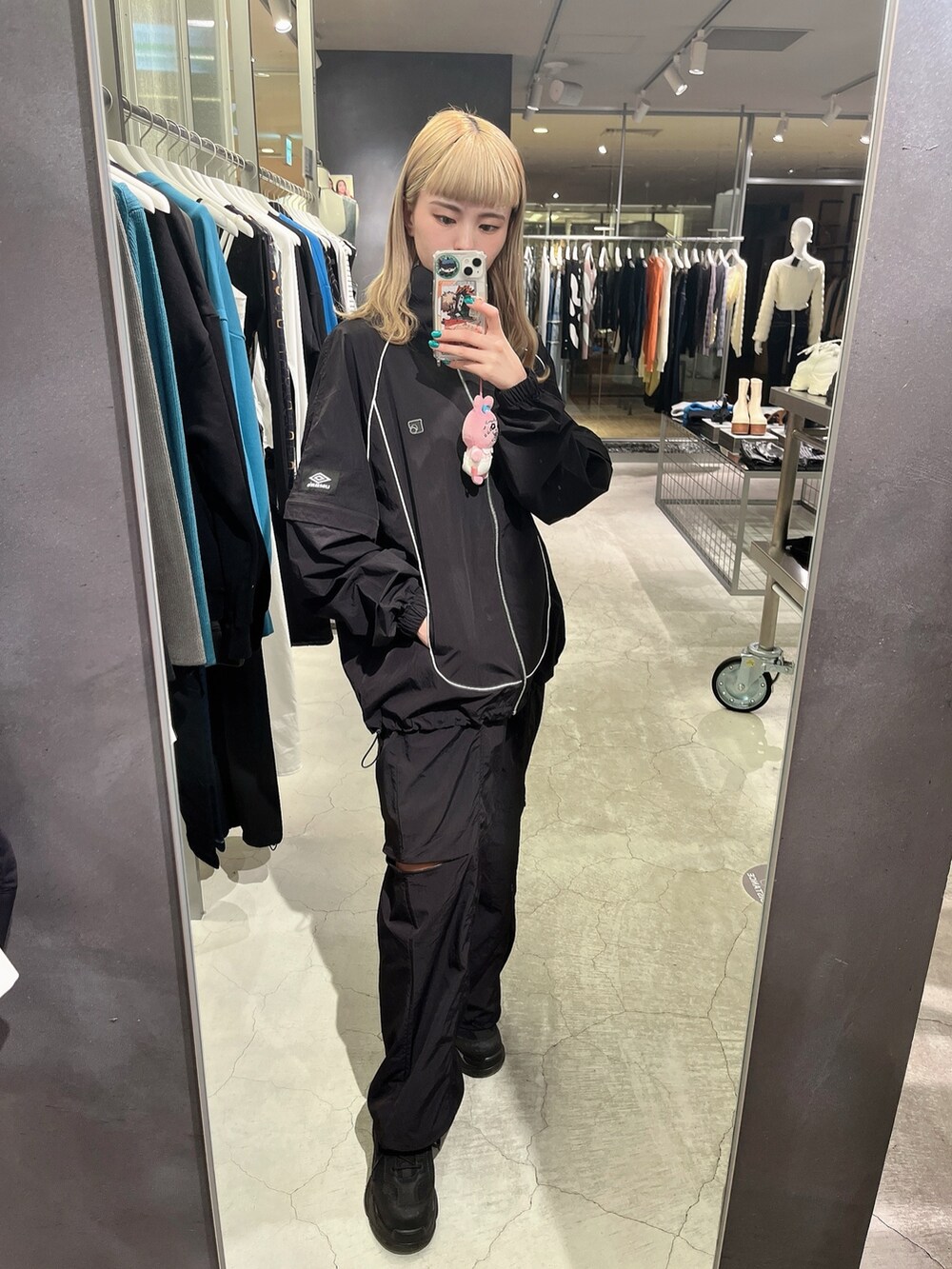 ブラック系のブルゾン、ブラック系のスカート、ブラック系のその他パンツを着用したレディースの春コーディネートの2枚目の写真