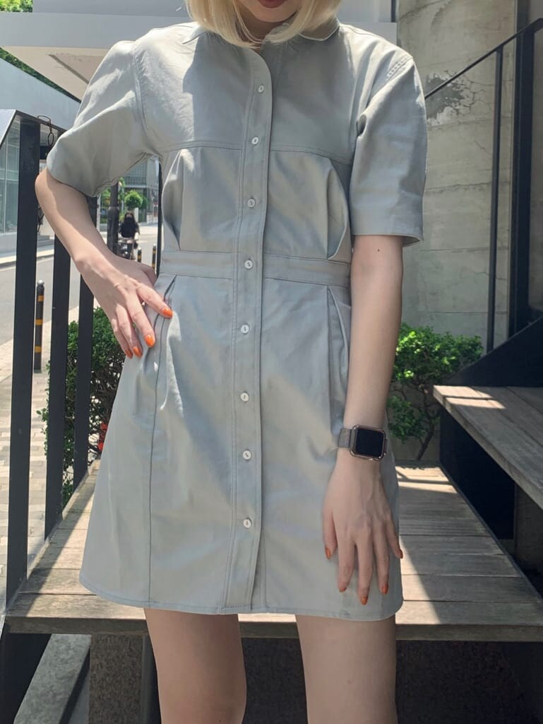 グレー系のワンピース、ブラック系のサンダル、ブラック系のベルトを着用したレディースの夏コーディネートの2枚目の写真