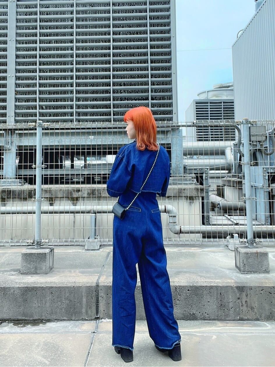 ブルー系のシャツ/ブラウス、ブルー系のサロペット/オーバーオール、ブラック系のサンダルを着用したレディースの夏コーディネートの2枚目の写真