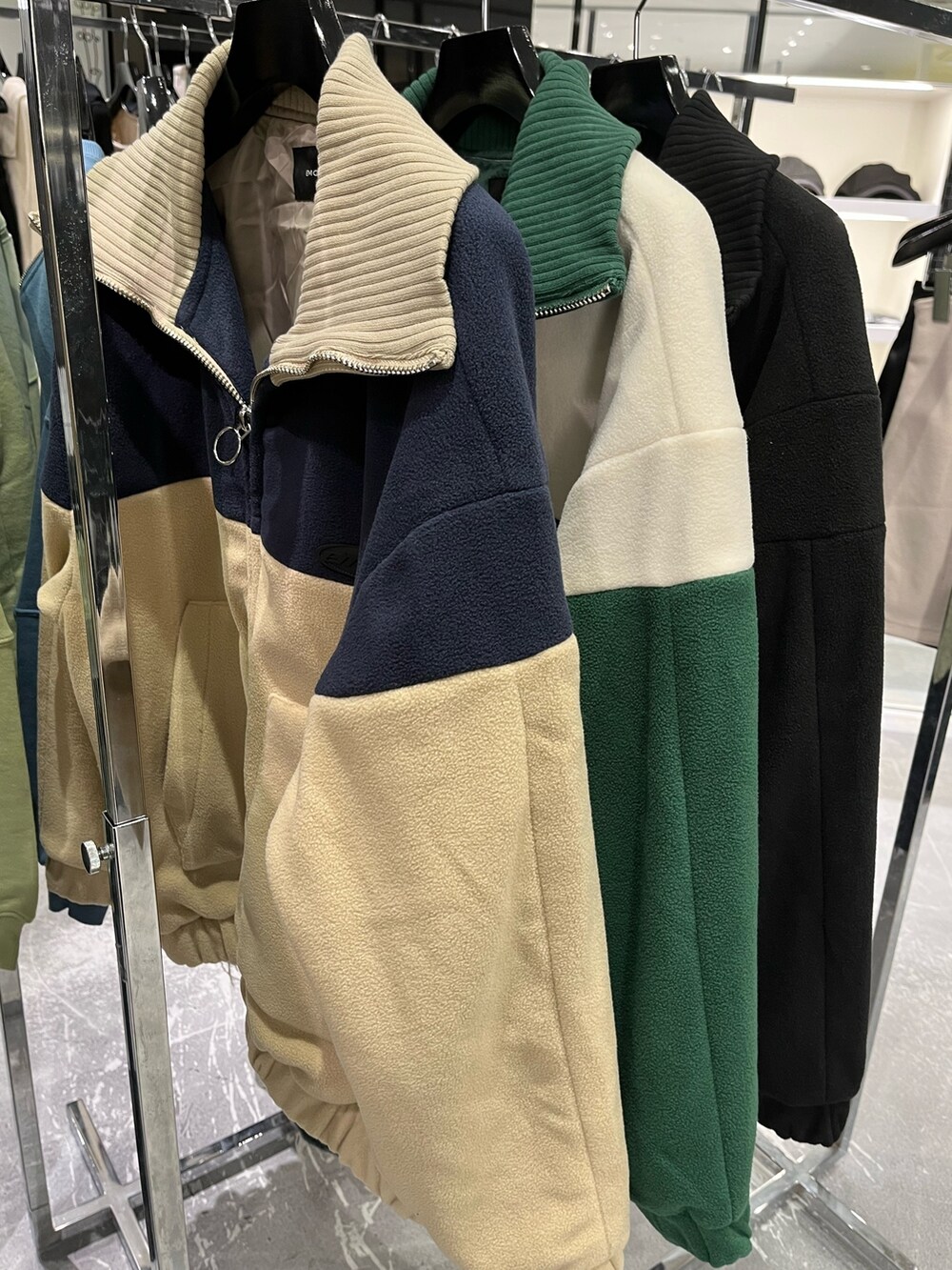 グリーン系のブルゾン、ブラック系のスカートを着用したレディースの秋コーディネートの2枚目の写真