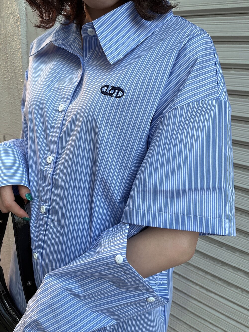 その他のシャツ/ブラウス、ホワイト系のブーツ、ブラック系のハンドバッグを着用したレディースの春コーディネートの4枚目の写真