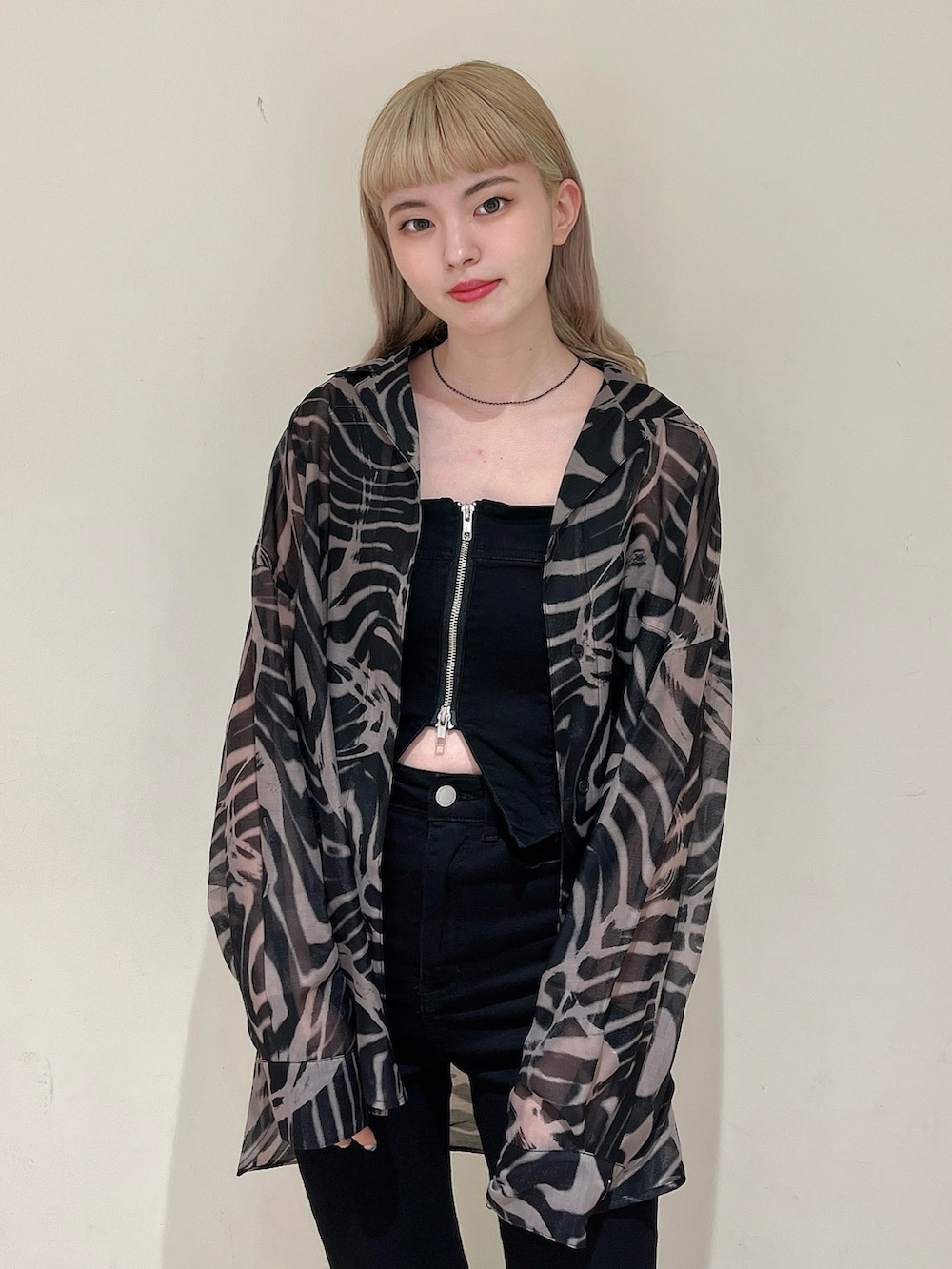 ブラック系のサロペット/オーバーオール、シルバー系のサンダル、ブラック系のキャミソールを着用したレディースの春コーディネートの4枚目の写真