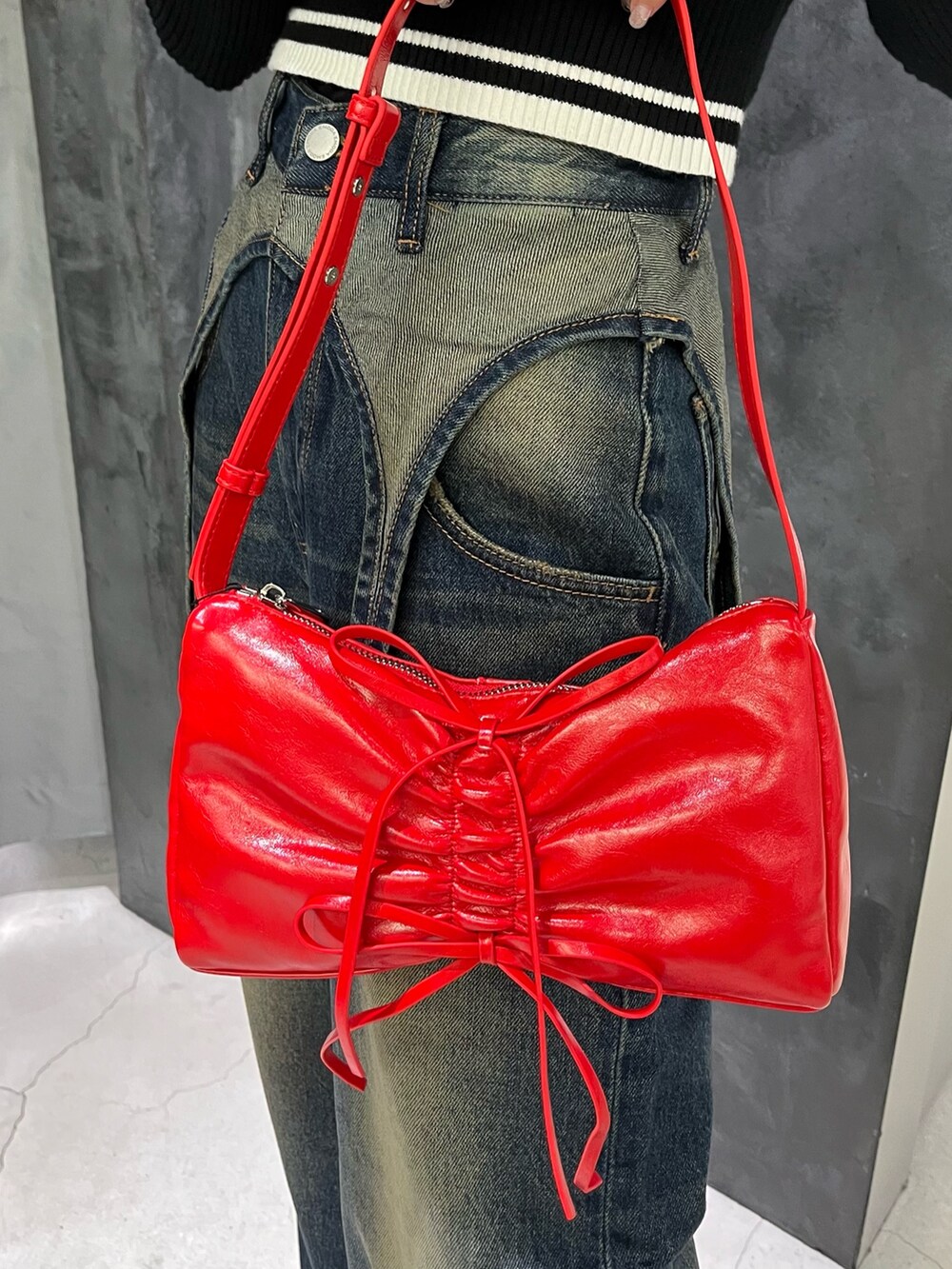 ブルー系のデニムパンツ、ブルー系のデニムジャケット、ブラック系のブーツを着用したレディースの秋コーディネートの5枚目の写真