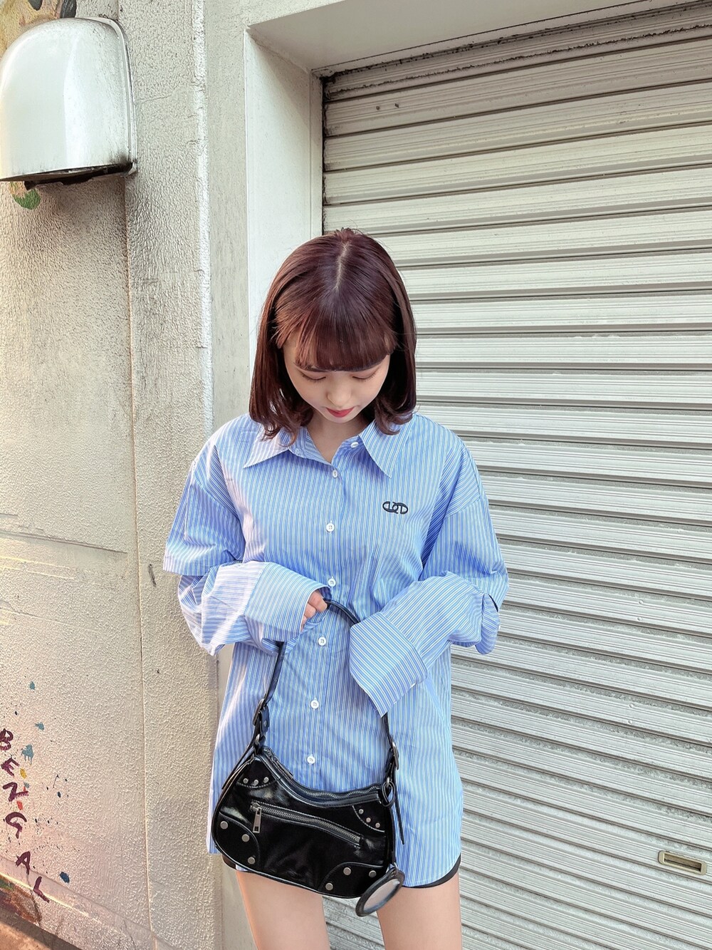 その他のシャツ/ブラウス、ホワイト系のブーツ、ブラック系のハンドバッグを着用したレディースの春コーディネートの2枚目の写真