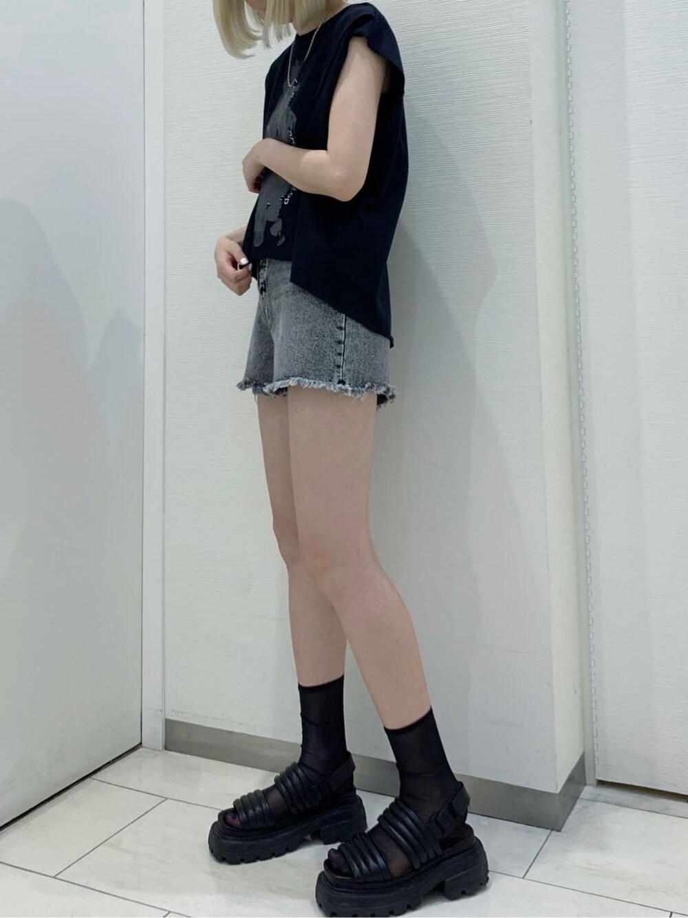 ブラック系のデニムパンツ、ブラック系のTシャツ/カットソーを着用したレディースの夏コーディネートの2枚目の写真