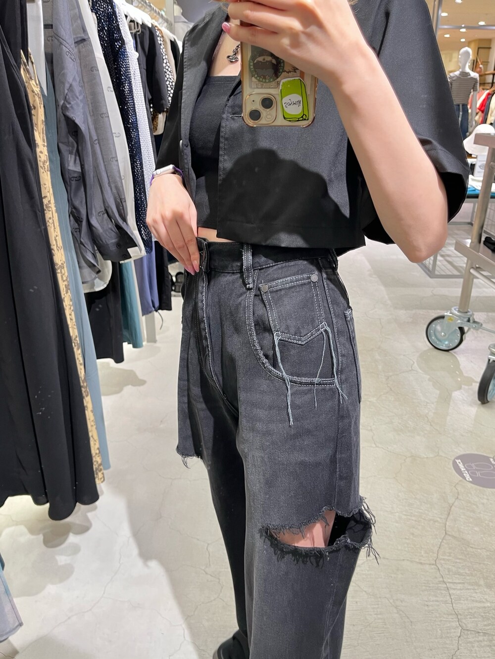 ブラック系のシャツ/ブラウス、ブラック系のデニムパンツ、ブラック系のサンダルを着用したレディースの夏コーディネートの2枚目の写真