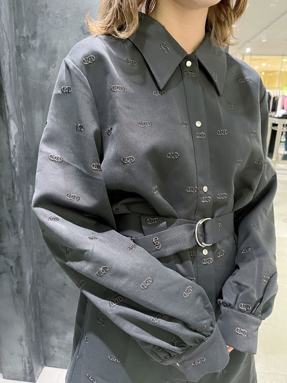 グレー系のワンピース、ホワイト系のブーツを着用したレディースの冬コーディネートの2枚目の写真