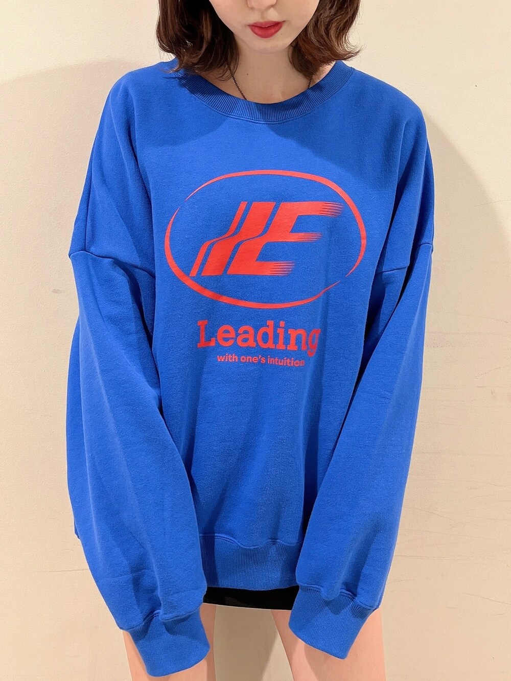 ブルー系のスウェット、ブラック系のスカート、ブラック系のブーツを着用したレディースの冬コーディネートの4枚目の写真