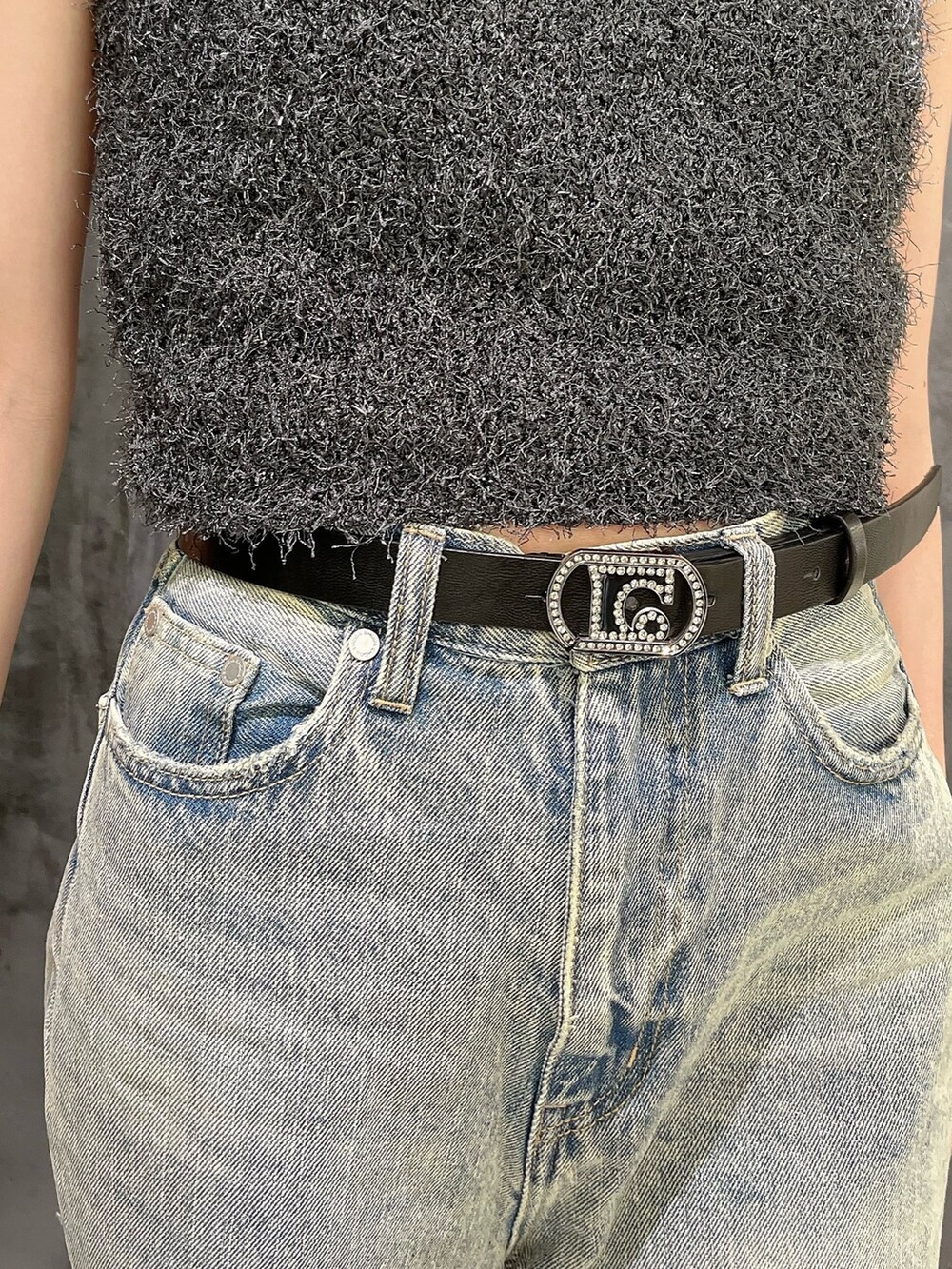 ブルー系のデニムパンツ、ブラック系のサンダル、グレー系のタンクトップを着用したレディースの夏コーディネートの5枚目の写真