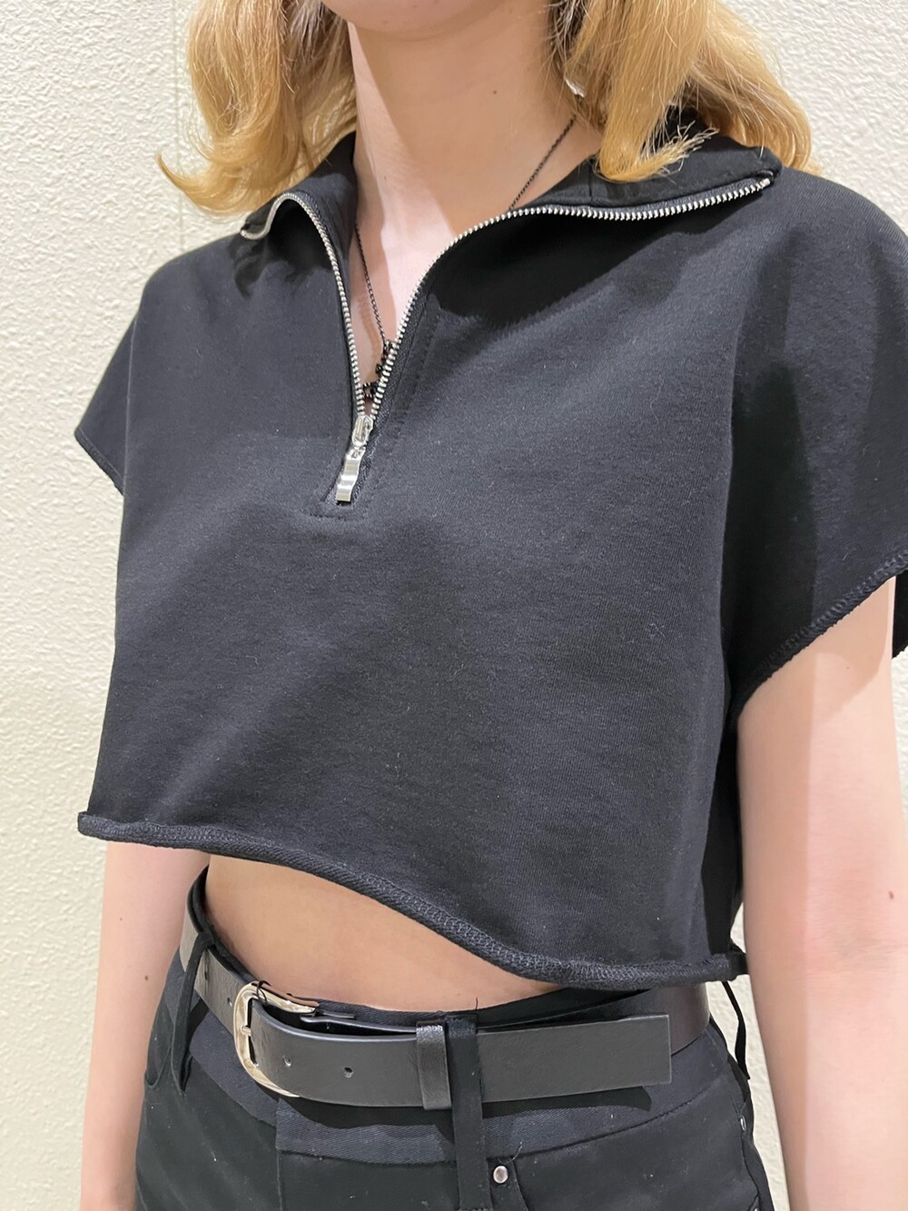 ブラック系のTシャツ/カットソー、ブラック系のスカート、ブラック系のサンダルを着用したレディースの夏コーディネートの4枚目の写真