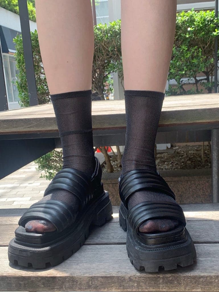 グレー系のワンピース、ブラック系のサンダル、ブラック系のベルトを着用したレディースの夏コーディネートの4枚目の写真