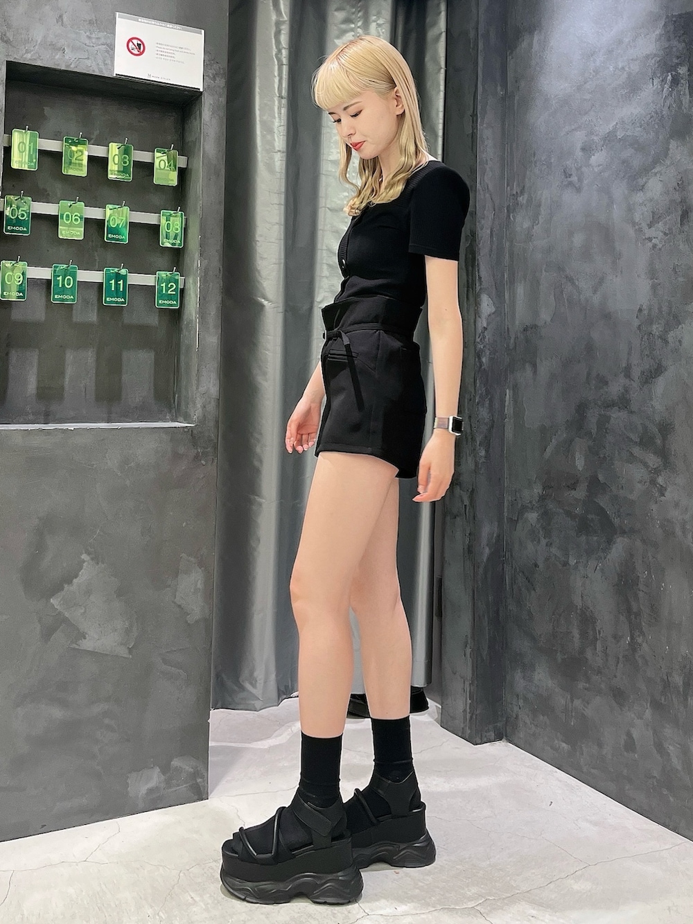 ブラック系のその他パンツ、ブラック系のサンダル、ブラック系のTシャツ/カットソーを着用したレディースの春コーディネートの2枚目の写真