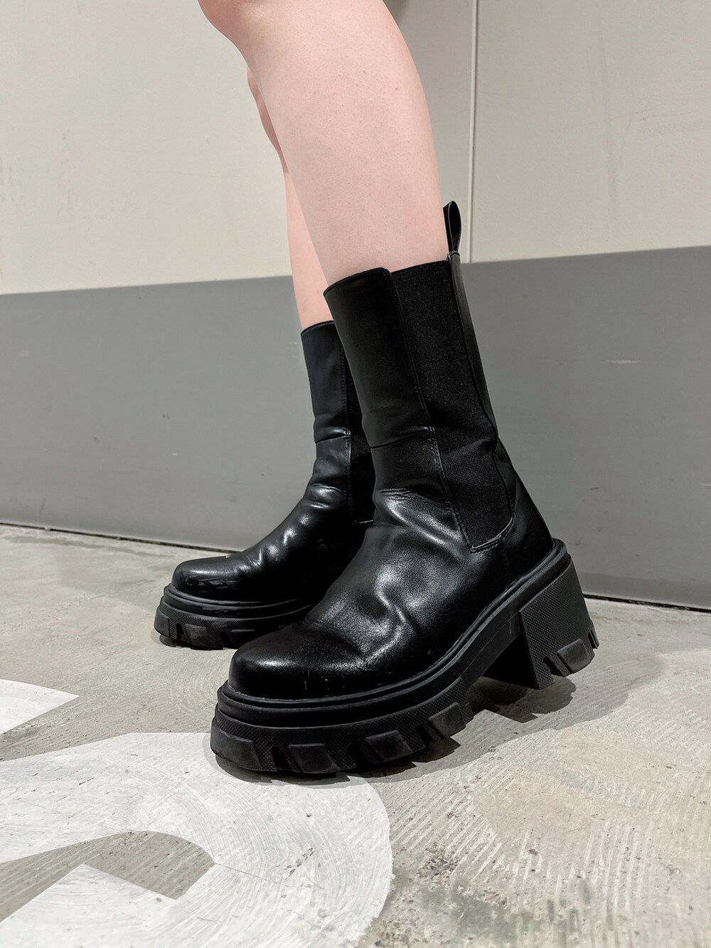 ブラック系のブルゾン、ブラック系のブーツ、ブラック系のニット/セーターを着用したレディースの冬コーディネートの5枚目の写真