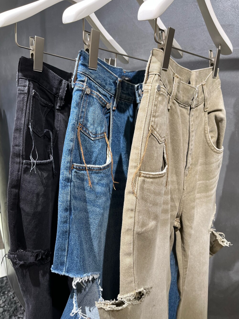 ブラック系のシャツ/ブラウス、ブラック系のデニムパンツ、ブラック系のサンダルを着用したレディースの夏コーディネートの3枚目の写真