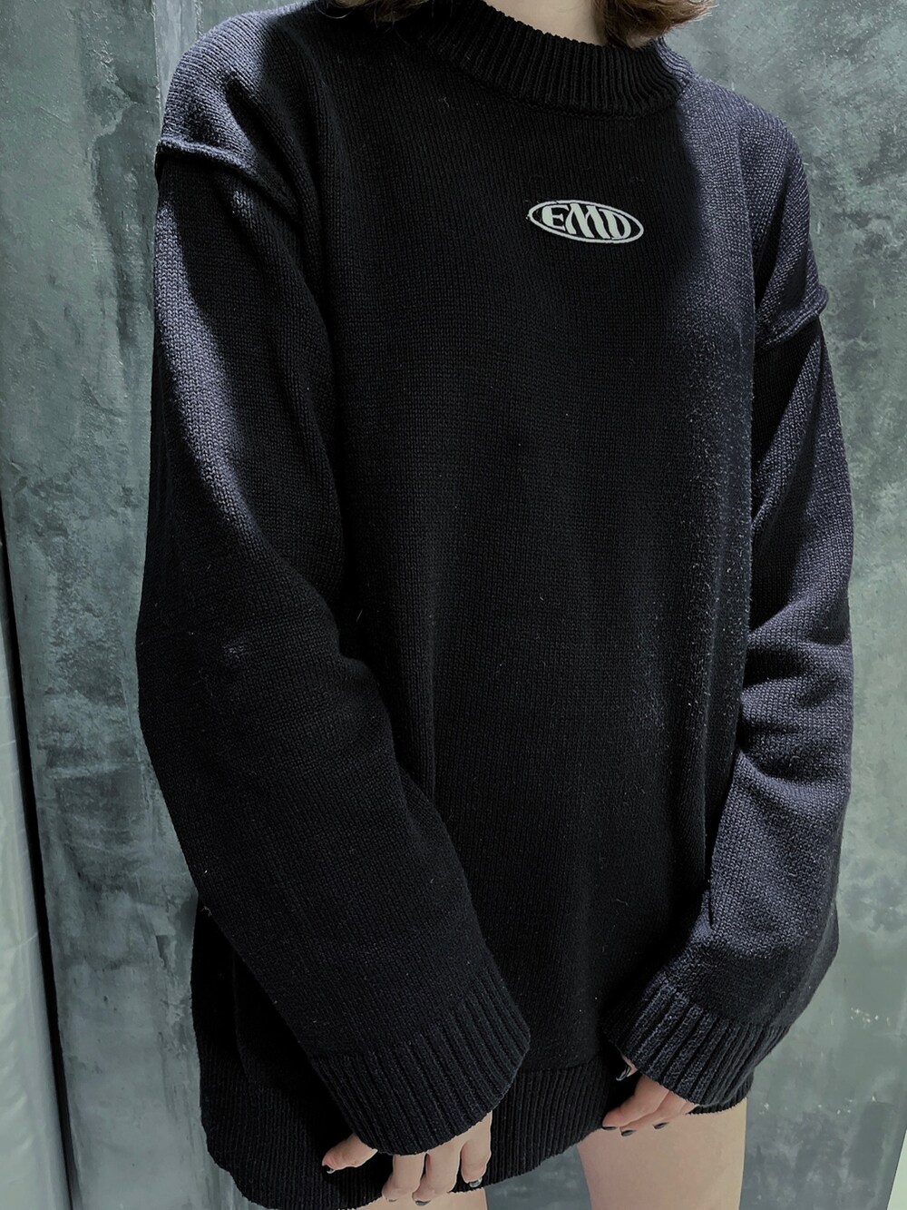 ブラック系のニット/セーター、ブラック系のブーツを着用したレディースの冬コーディネートの3枚目の写真