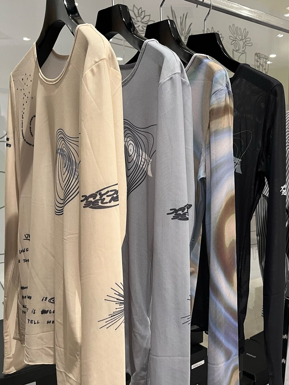 ブラック系のTシャツ/カットソー、ブラック系のその他パンツを着用したレディースの夏コーディネートの2枚目の写真