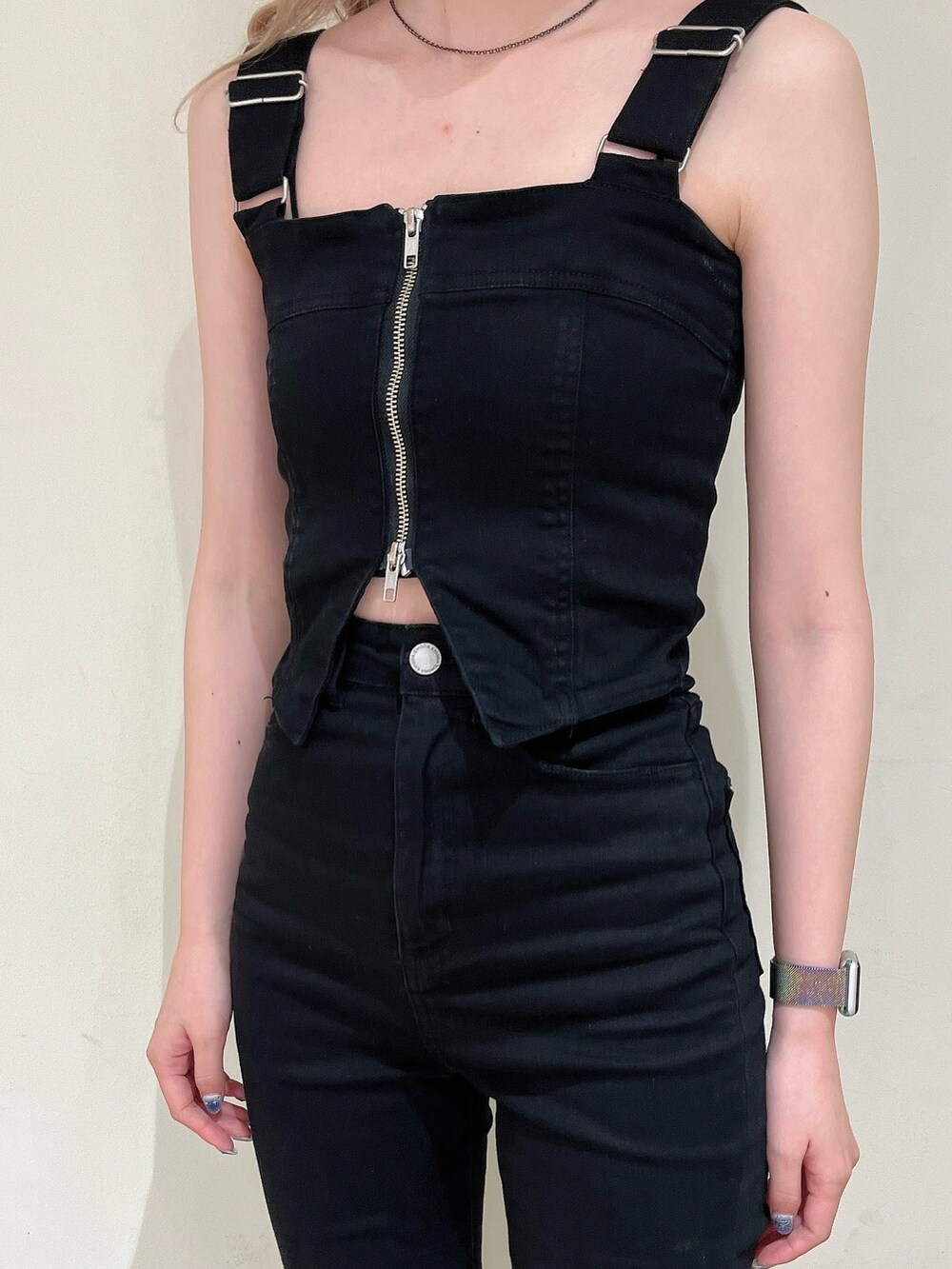 ブラック系のサロペット/オーバーオール、シルバー系のサンダル、ブラック系のキャミソールを着用したレディースの春コーディネートの2枚目の写真