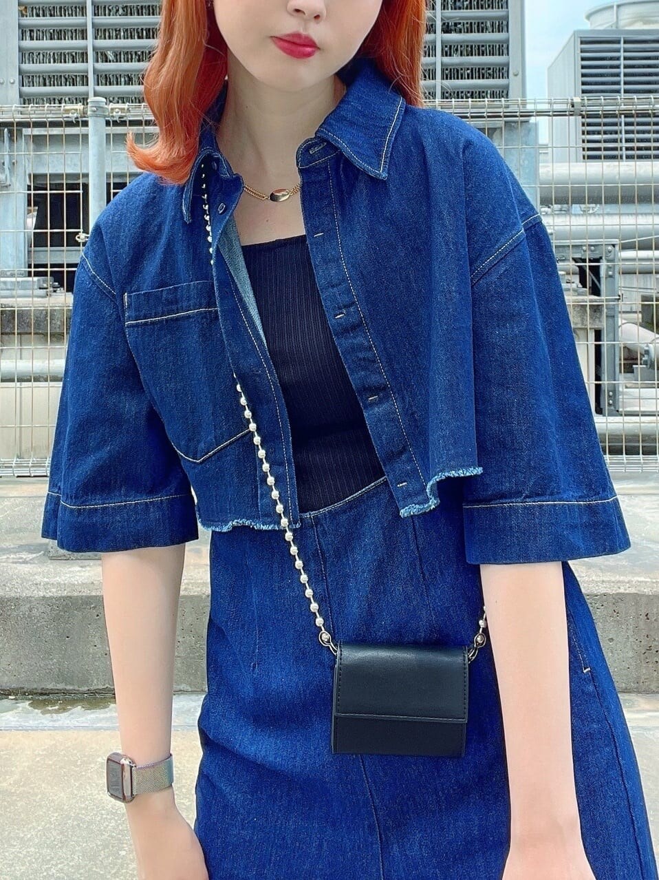 ブルー系のシャツ/ブラウス、ブルー系のサロペット/オーバーオール、ブラック系のサンダルを着用したレディースの夏コーディネートの3枚目の写真