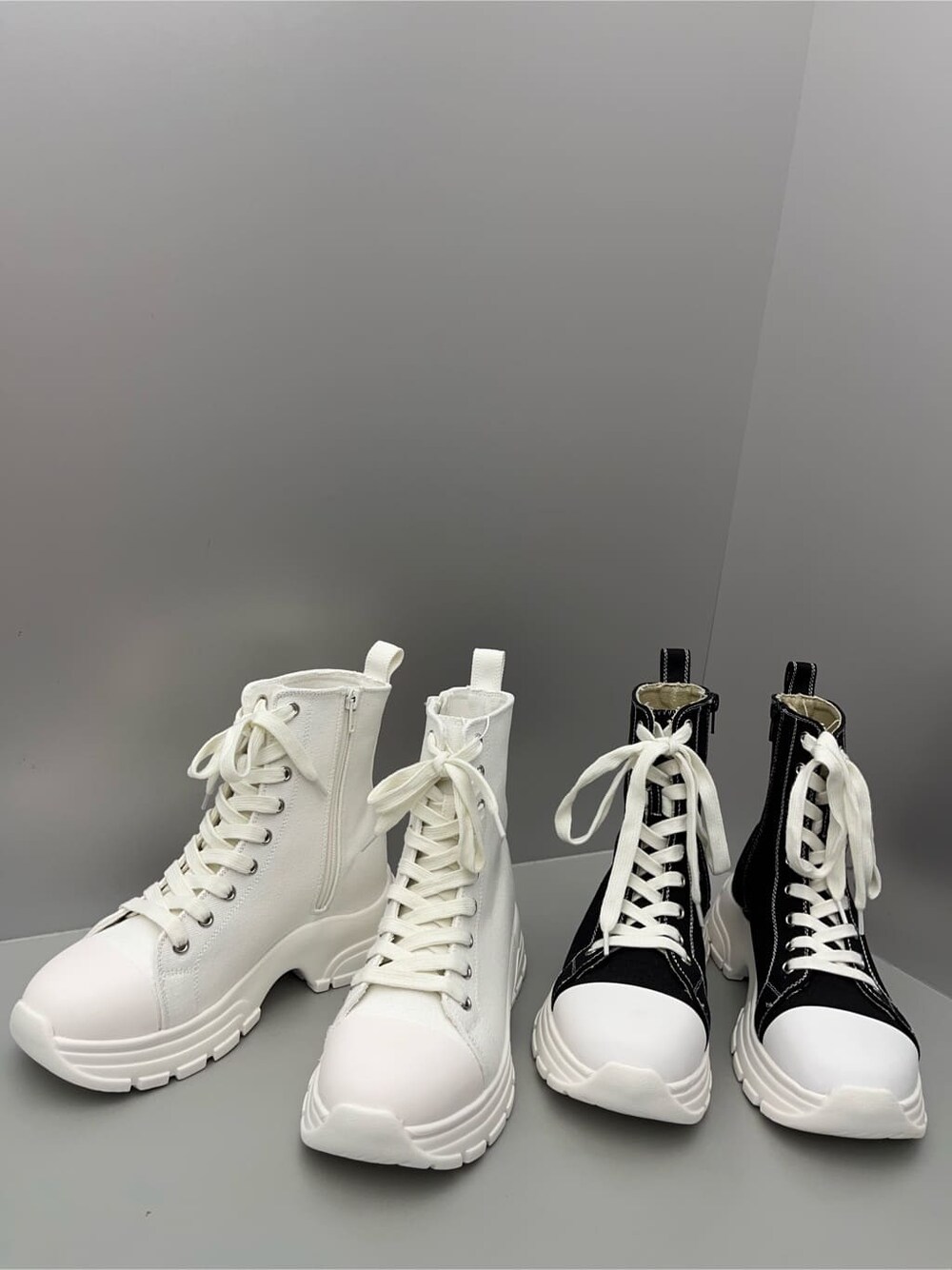 ブラック系のその他パンツ、ブラック系のシャツ/ブラウス、ブラック系のスニーカーを着用したレディースの夏コーディネートの2枚目の写真