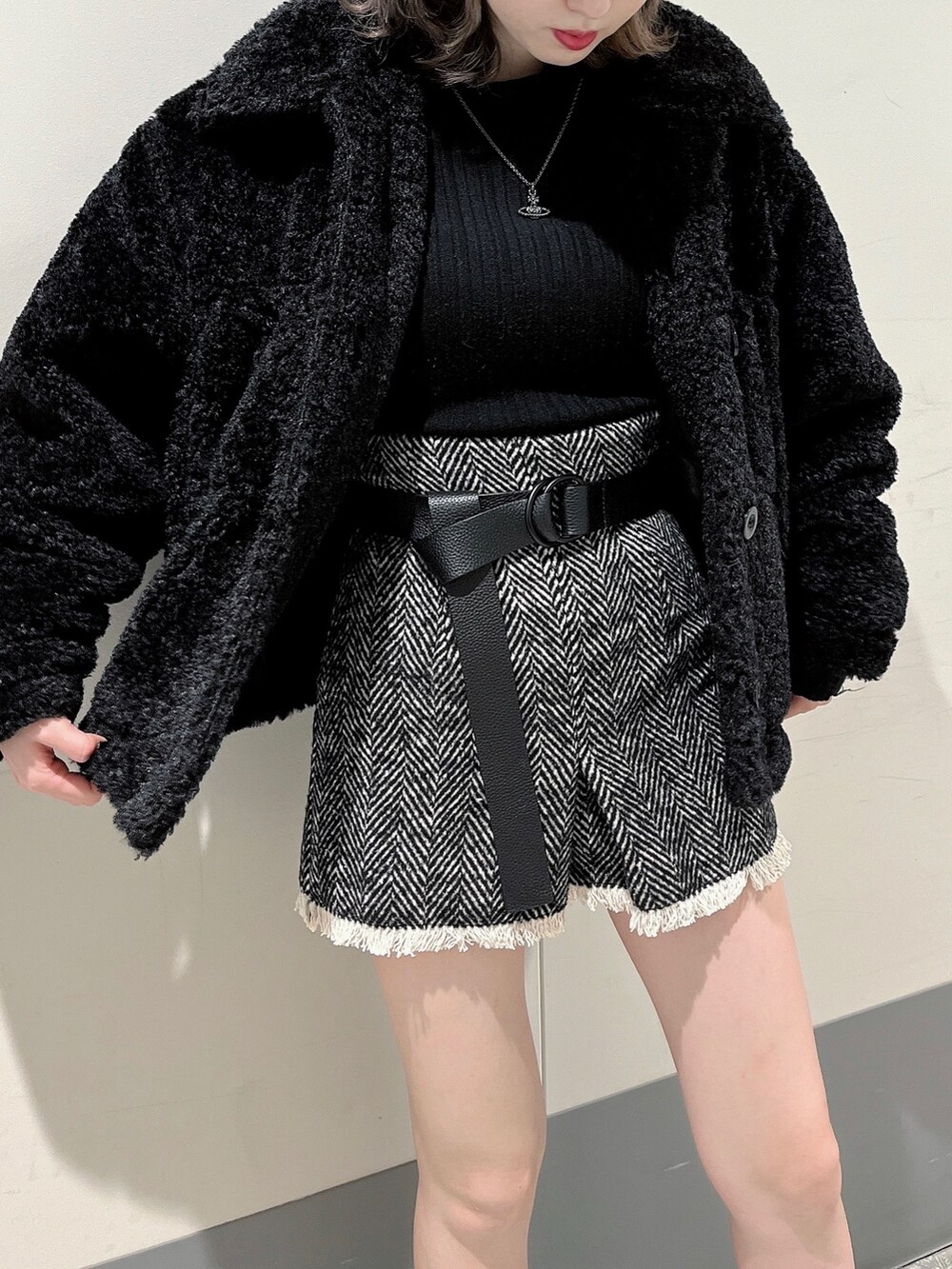 ブラック系のブルゾン、ブラック系のブーツ、ブラック系のニット/セーターを着用したレディースの冬コーディネートの3枚目の写真