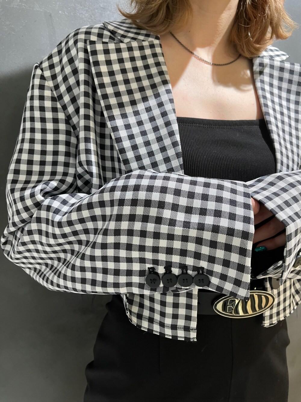 ホワイト系のブーツ、その他のテーラードジャケット、ブラック系のスカートを着用したレディースの冬コーディネートの4枚目の写真