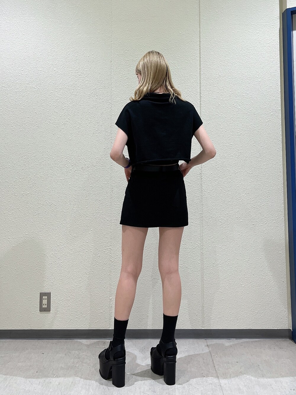 ブラック系のTシャツ/カットソー、ブラック系のスカート、ブラック系のサンダルを着用したレディースの夏コーディネートの2枚目の写真