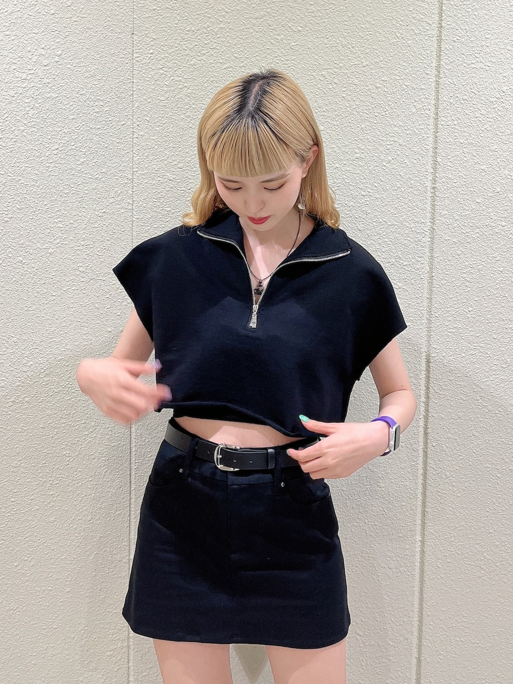 ブラック系のTシャツ/カットソー、ブラック系のスカート、ブラック系のサンダルを着用したレディースの夏コーディネートの3枚目の写真