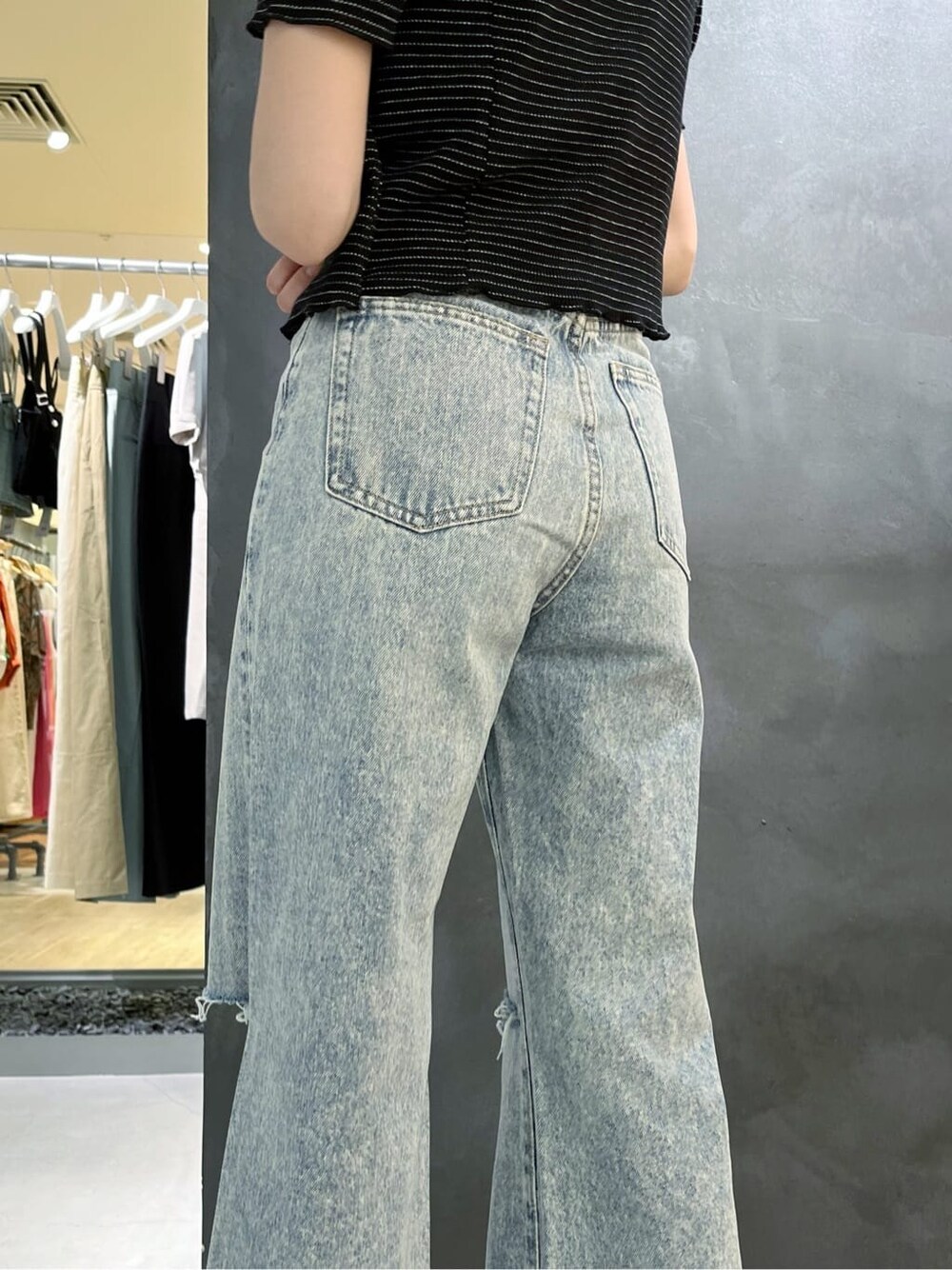 ブラック系のサンダル、ブルー系のデニムパンツ、その他のアンサンブルを着用したレディースの夏コーディネートの4枚目の写真