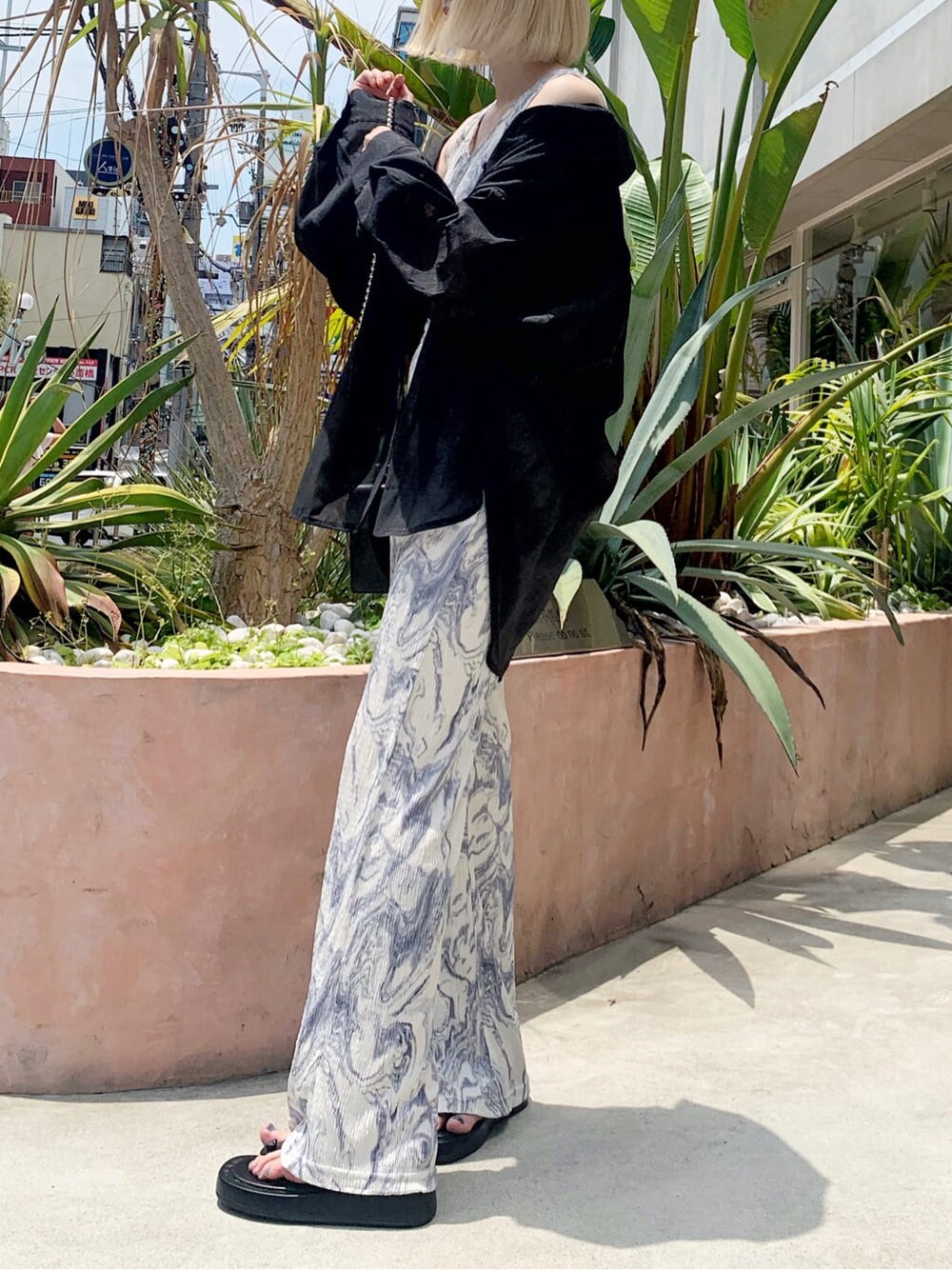 ブラック系のシャツ/ブラウス、その他のその他パンツ、その他のタンクトップを着用したレディースの夏コーディネートの2枚目の写真