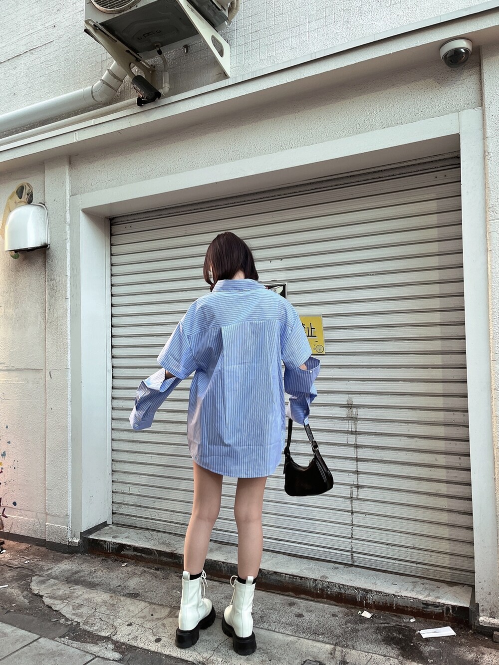 その他のシャツ/ブラウス、ホワイト系のブーツ、ブラック系のハンドバッグを着用したレディースの春コーディネートの3枚目の写真