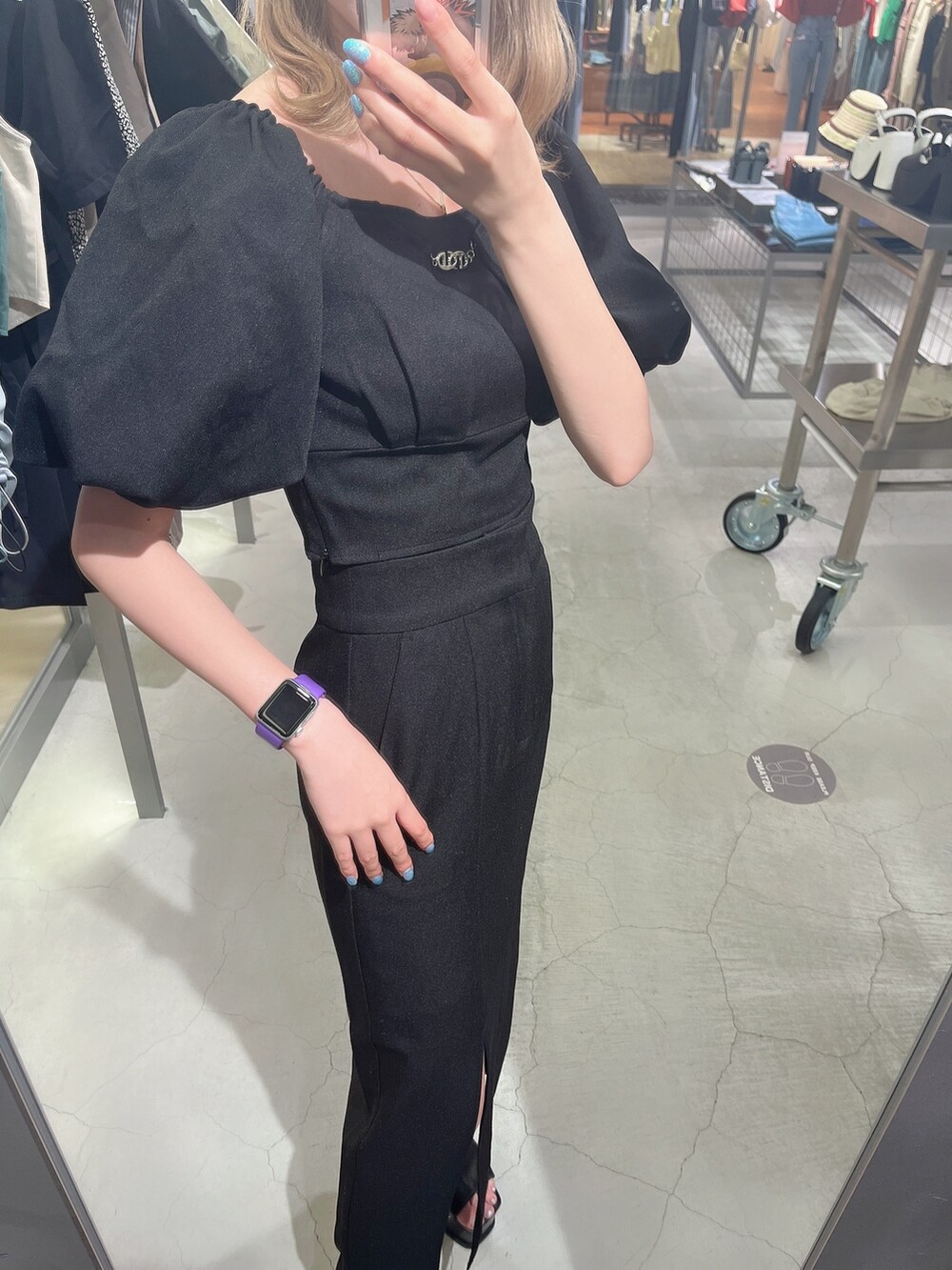 ブラック系のスカート、ブラック系のTシャツ/カットソー、ブラック系のサンダルを着用したレディースの夏コーディネートの2枚目の写真