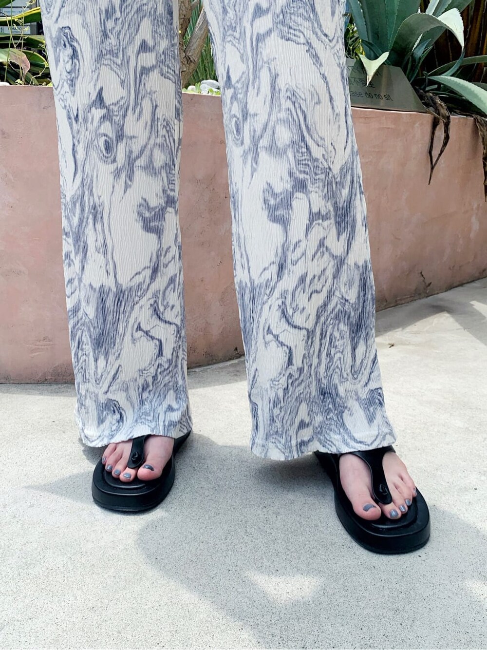 ブラック系のシャツ/ブラウス、その他のその他パンツ、その他のタンクトップを着用したレディースの夏コーディネートの6枚目の写真