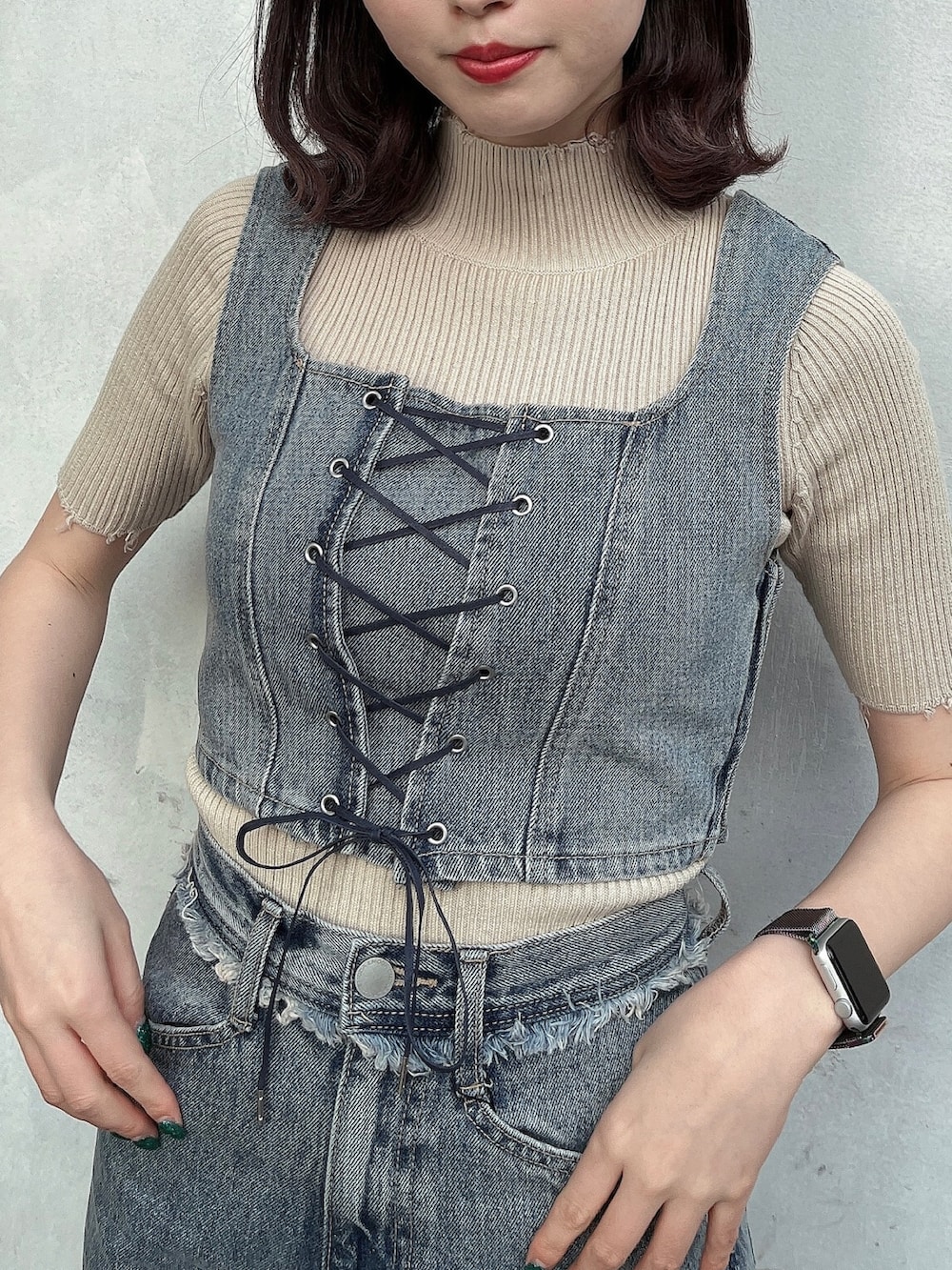 ブルー系のその他トップス、ブルー系のデニムパンツ、ベージュ系のニット/セーターを着用したレディースの春コーディネートの4枚目の写真