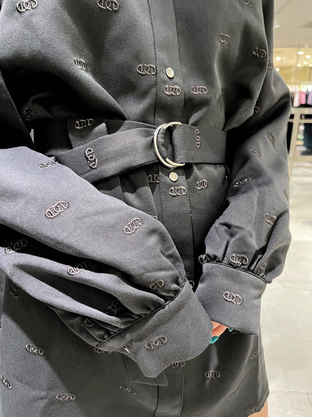 グレー系のワンピース、ホワイト系のブーツを着用したレディースの冬コーディネートの3枚目の写真