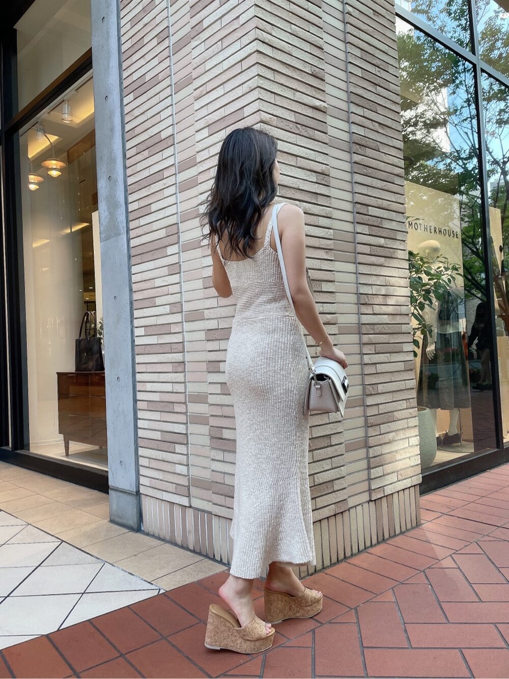 ホワイト系のワンピース、ベージュ系のサンダルを着用したレディースの夏コーディネートの2枚目の写真