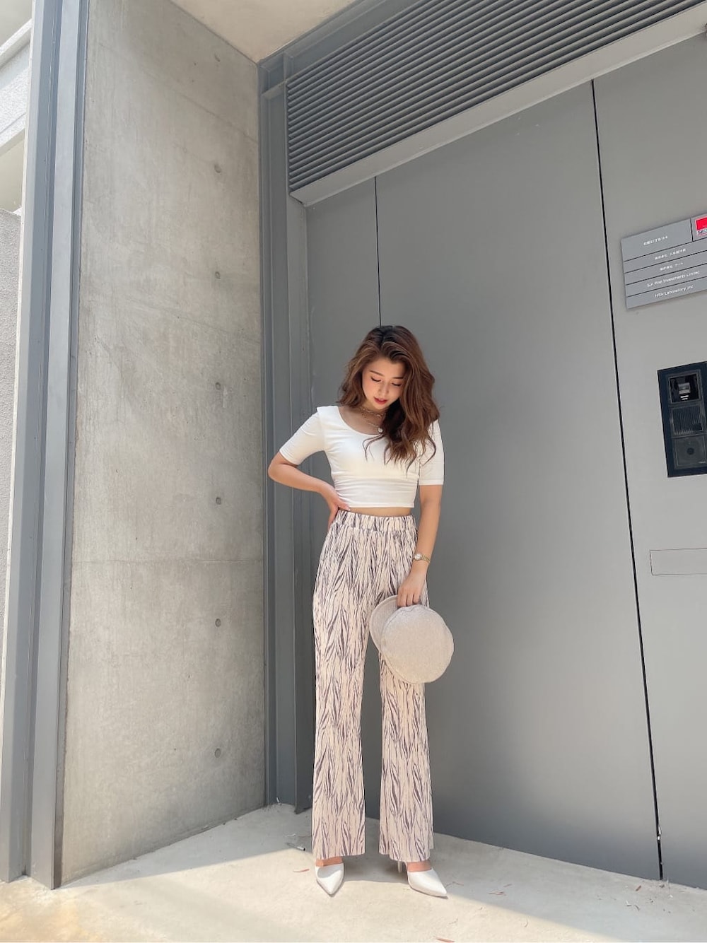 「GYDA、gydastaff、code、apparelstaff、fashion、ジェイダ、#gyda、選抜、158cmコーデ、選抜１、knit、プリーツ、白T」｜「GYDAのポインテッドミュール（パンプス、ホワイト系）」を使った、aikaさん（レディース・158cm）の夏コーディネートの4枚目の写真