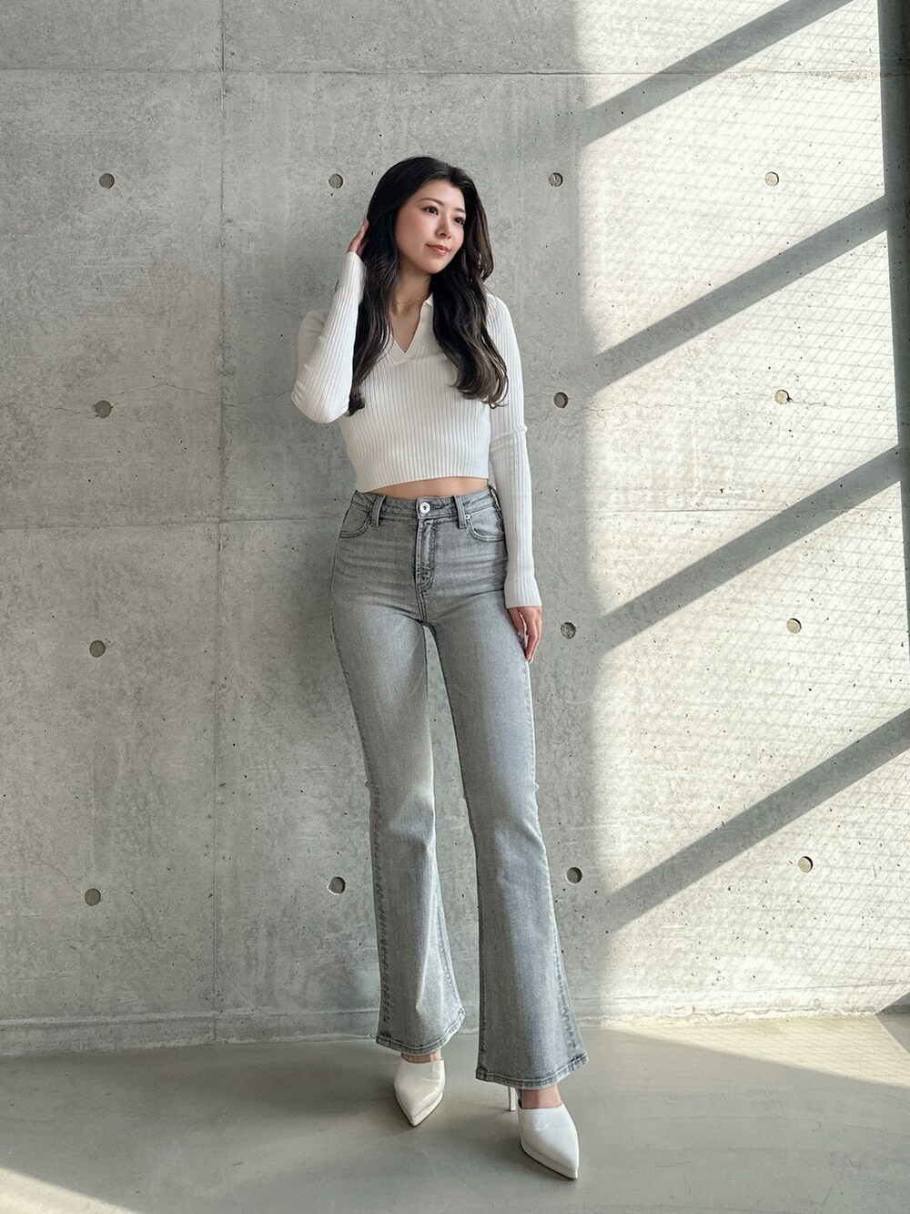 ホワイト系のパンプスを着用したレディースの春コーディネートの2枚目の写真