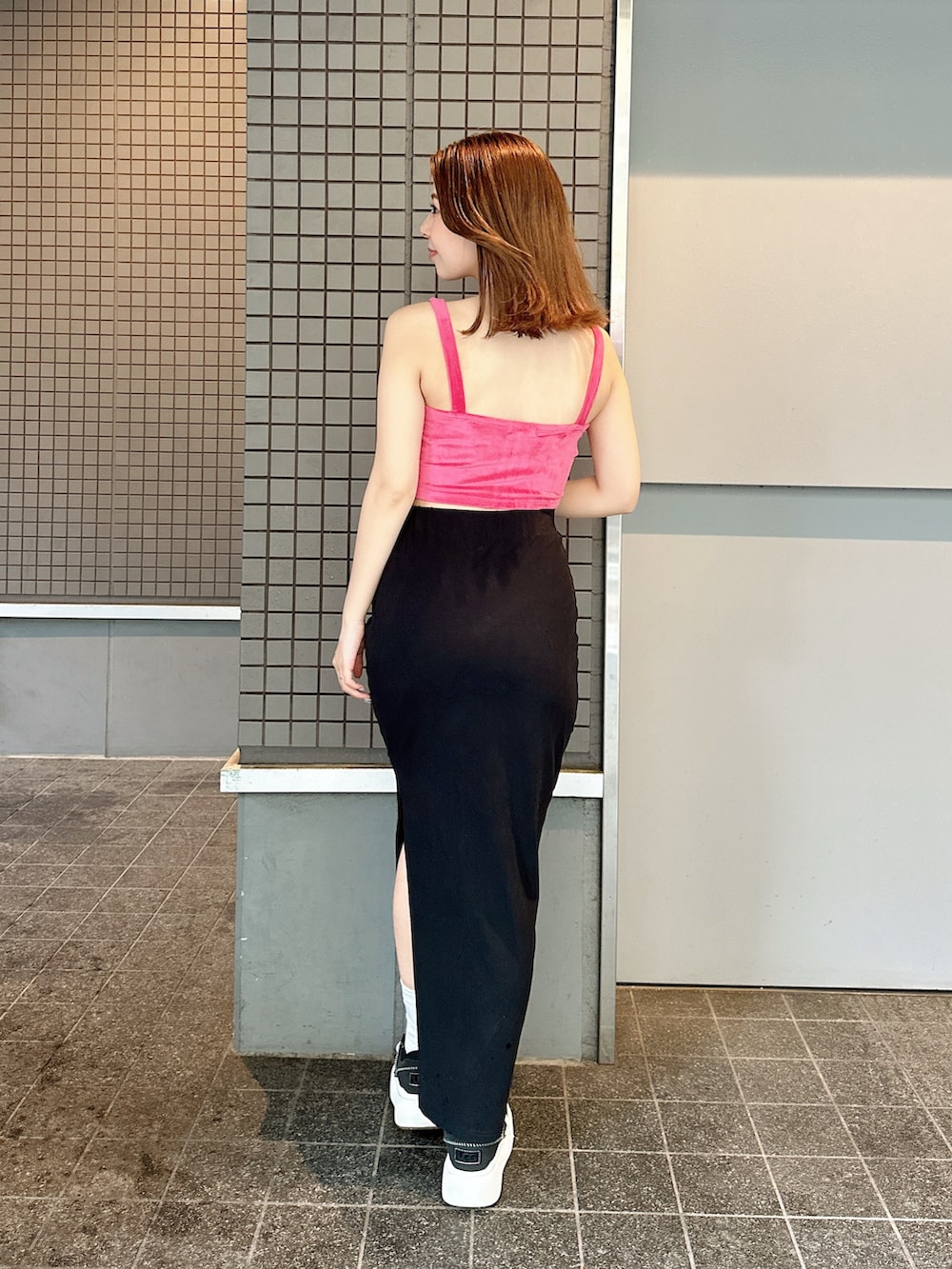 ピンク系のキャミソールを着用したレディースの夏コーディネートの2枚目の写真