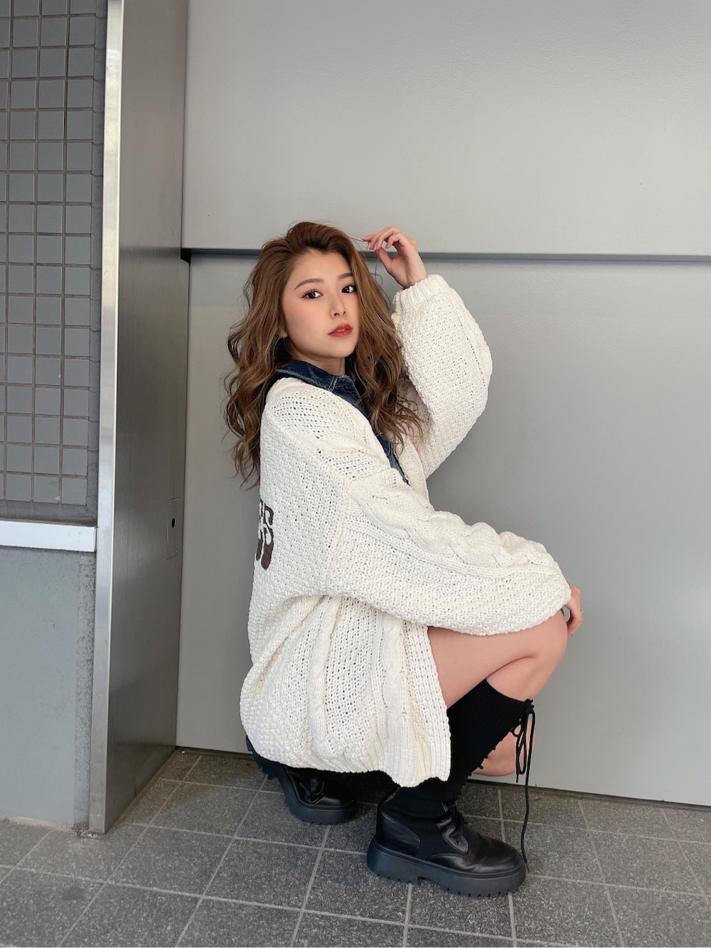 ブルー系のつなぎ/オールインワンを着用したレディースの春コーディネートの3枚目の写真