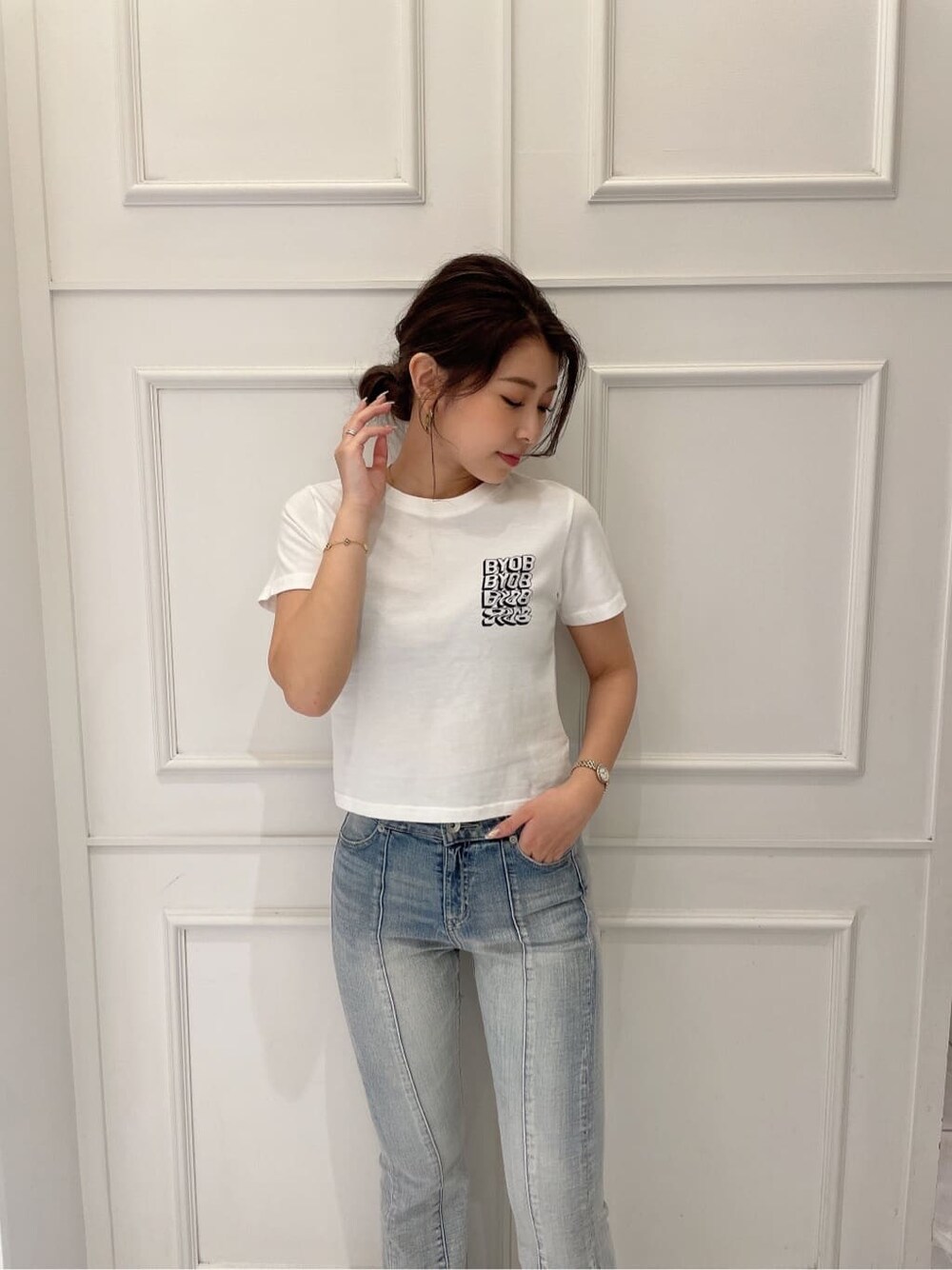 その他のサンダル、ホワイト系のTシャツ/カットソー、ブルー系のデニムパンツを着用したレディースの夏コーディネートの5枚目の写真