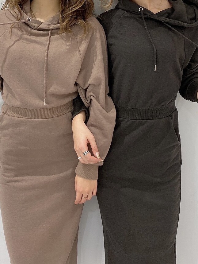 ホワイト系のスニーカーを着用したレディースの冬コーディネートの4枚目の写真