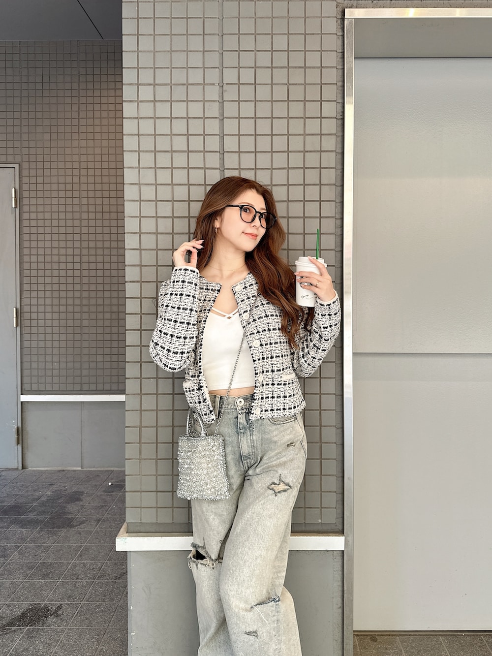 ブルー系のデニムパンツ、ホワイト系のキャミソールを着用したレディースの夏コーディネートの3枚目の写真