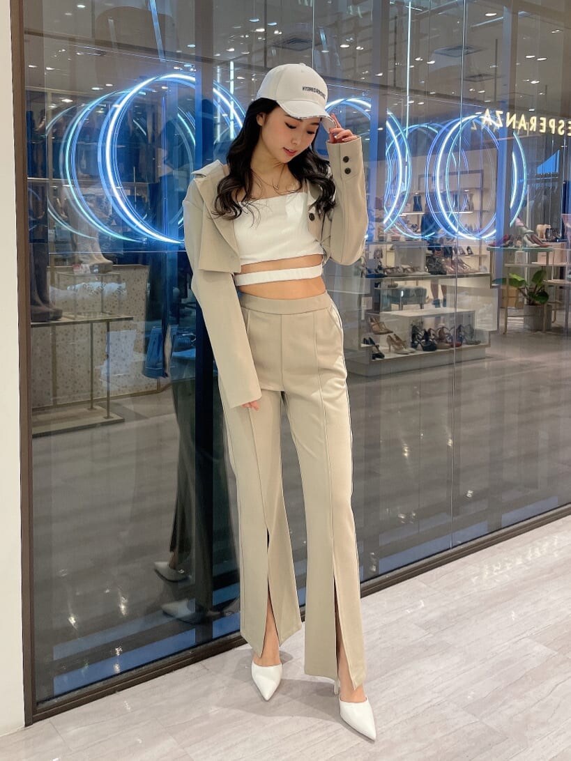 ホワイト系のパンプス、ベージュ系のテーラードジャケット、ベージュ系のその他パンツを着用したレディースの春コーディネートの3枚目の写真