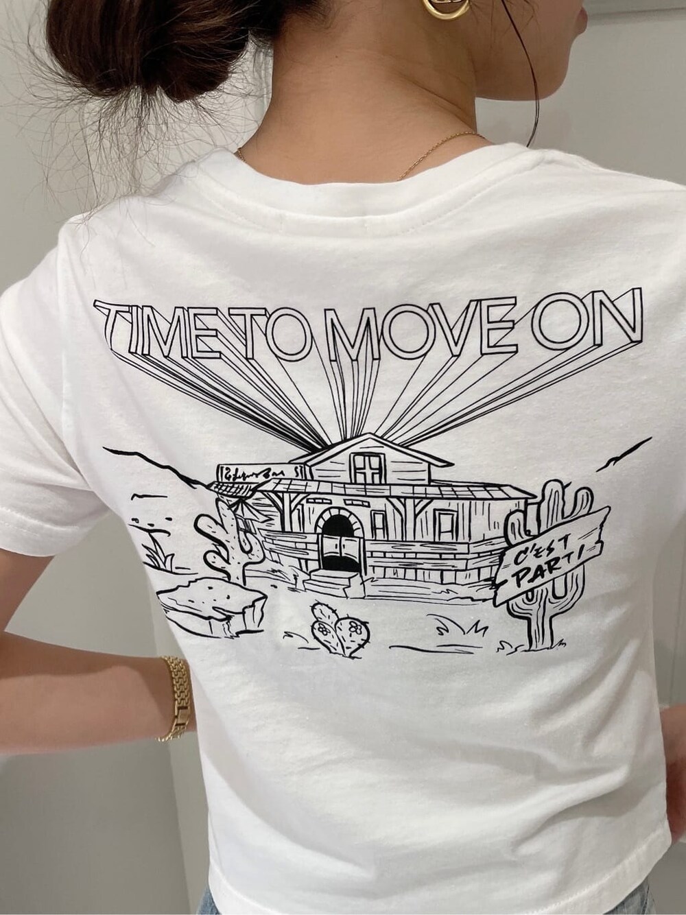 その他のサンダル、ホワイト系のTシャツ/カットソー、ブルー系のデニムパンツを着用したレディースの夏コーディネートの9枚目の写真